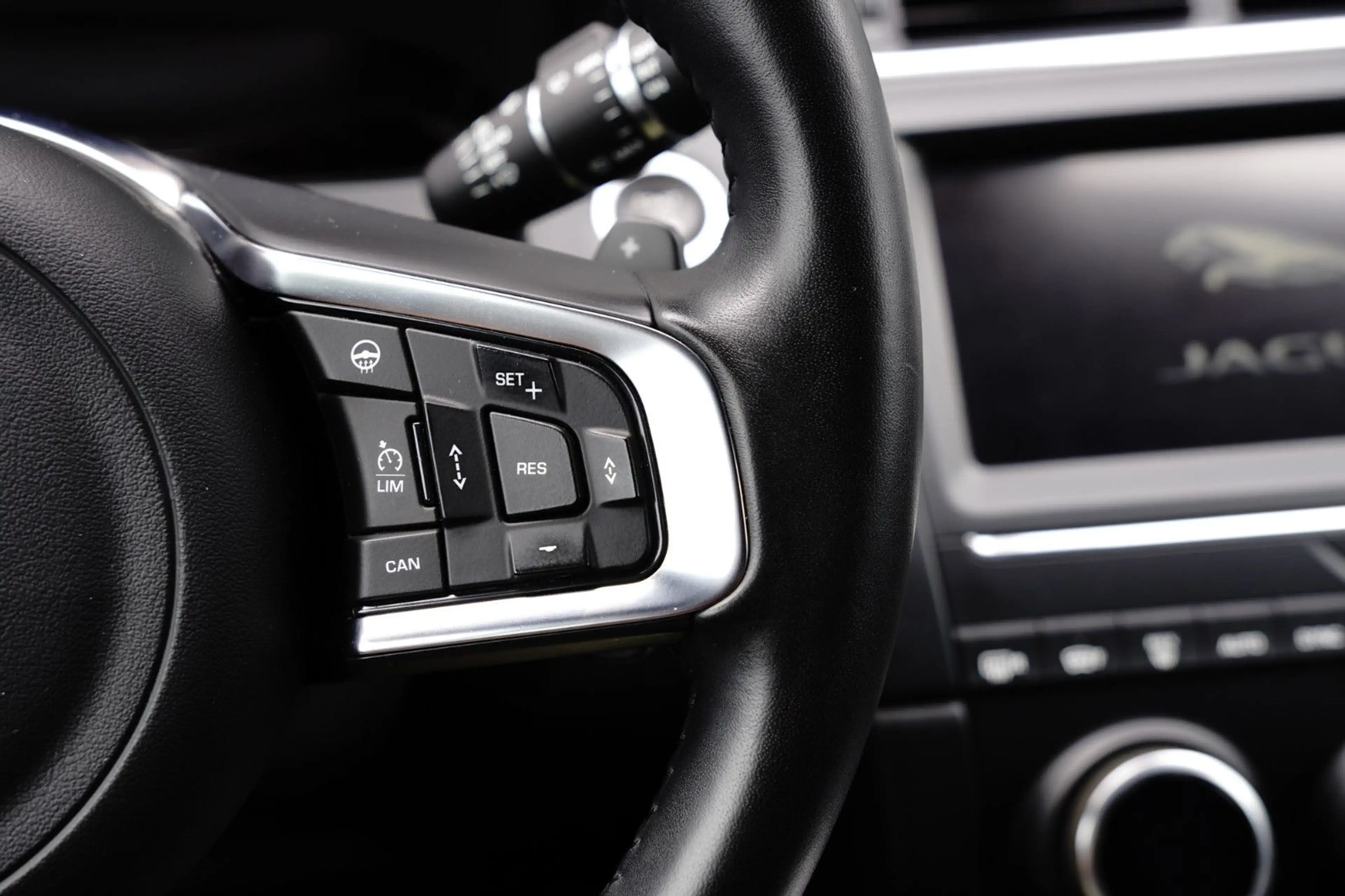 Jaguar E-Pace E-PACE R-Dynamic HSE AWD — photo 8