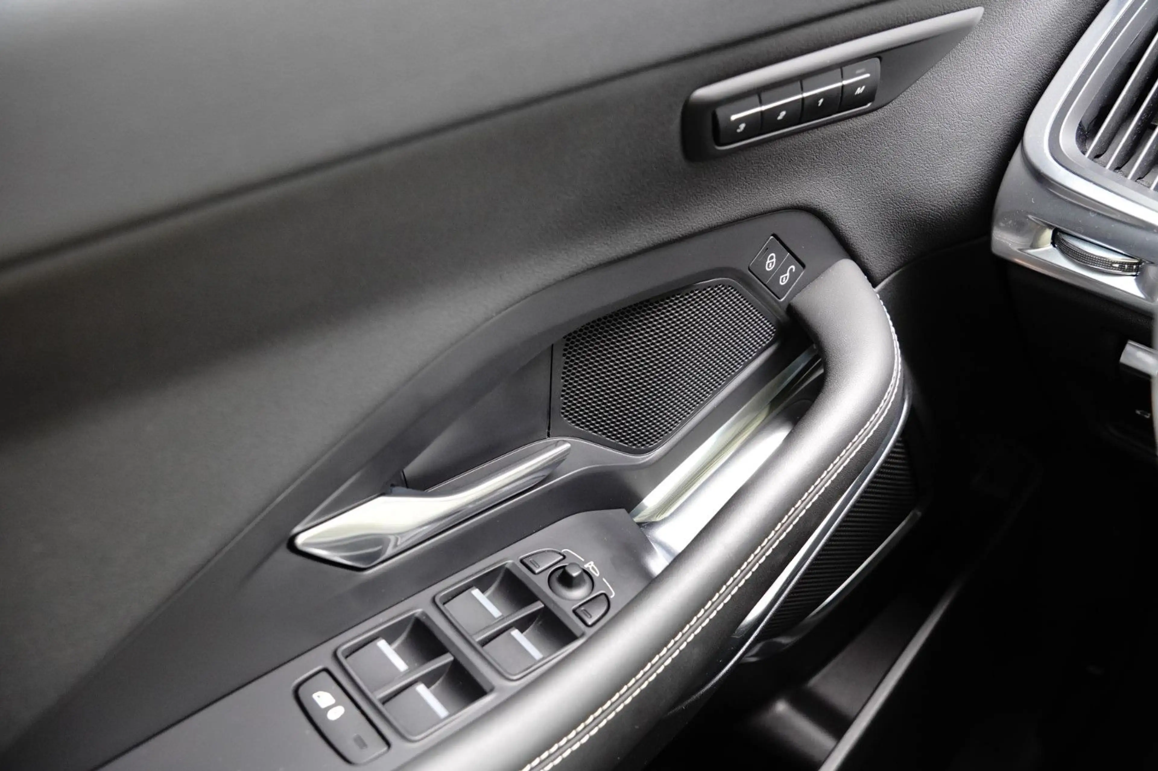 Jaguar E-Pace E-PACE R-Dynamic HSE AWD — photo 15