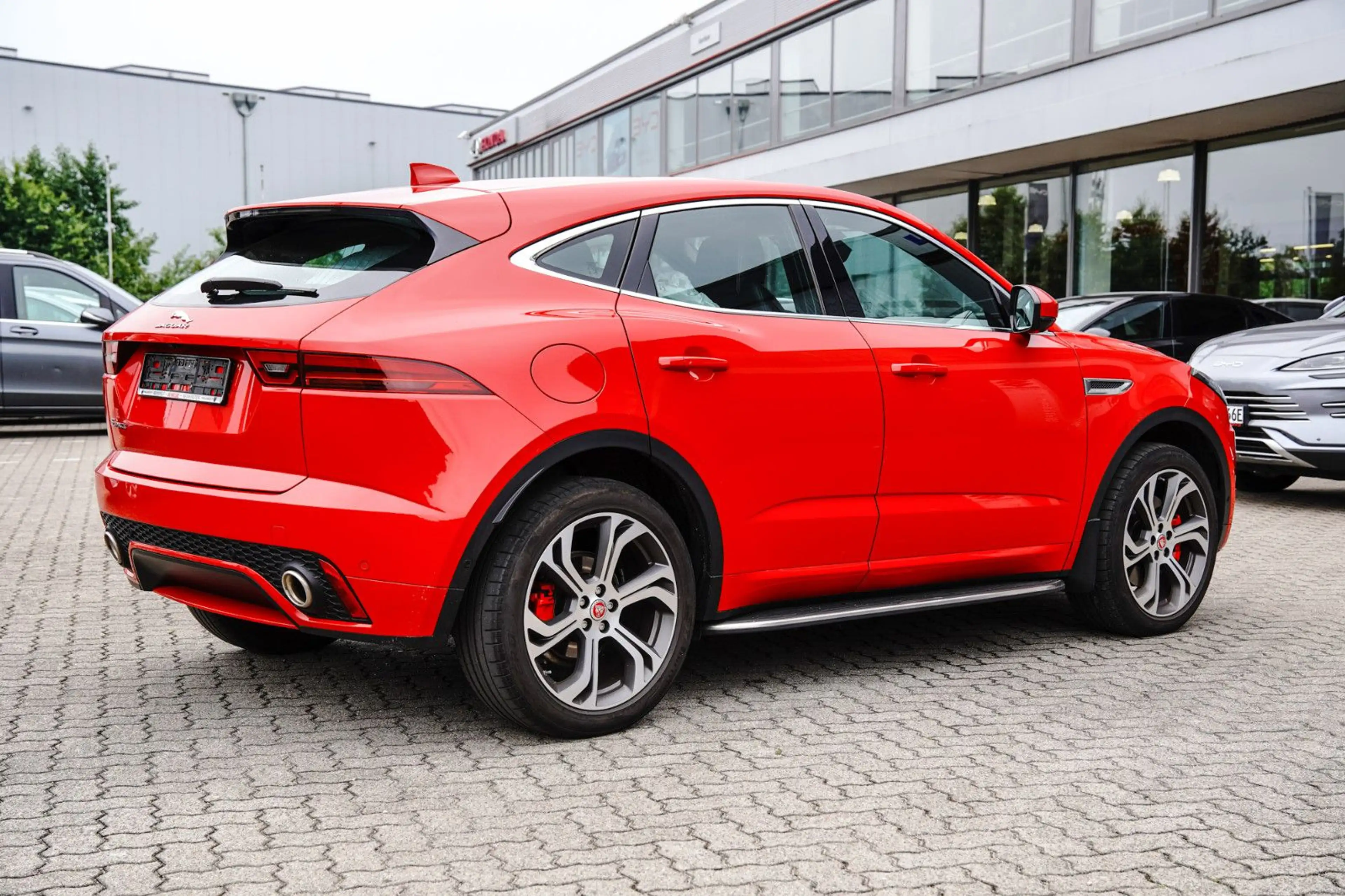 Jaguar E-Pace E-PACE R-Dynamic HSE AWD — photo 6