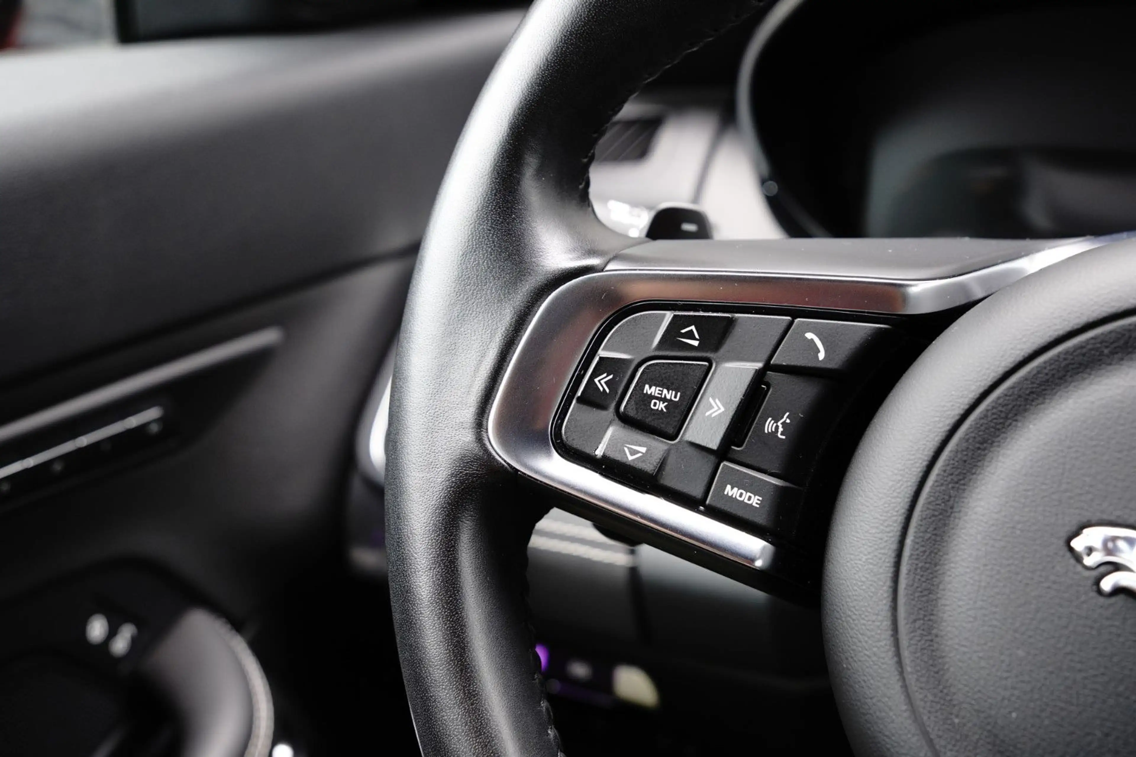 Jaguar E-Pace E-PACE R-Dynamic HSE AWD — photo 7