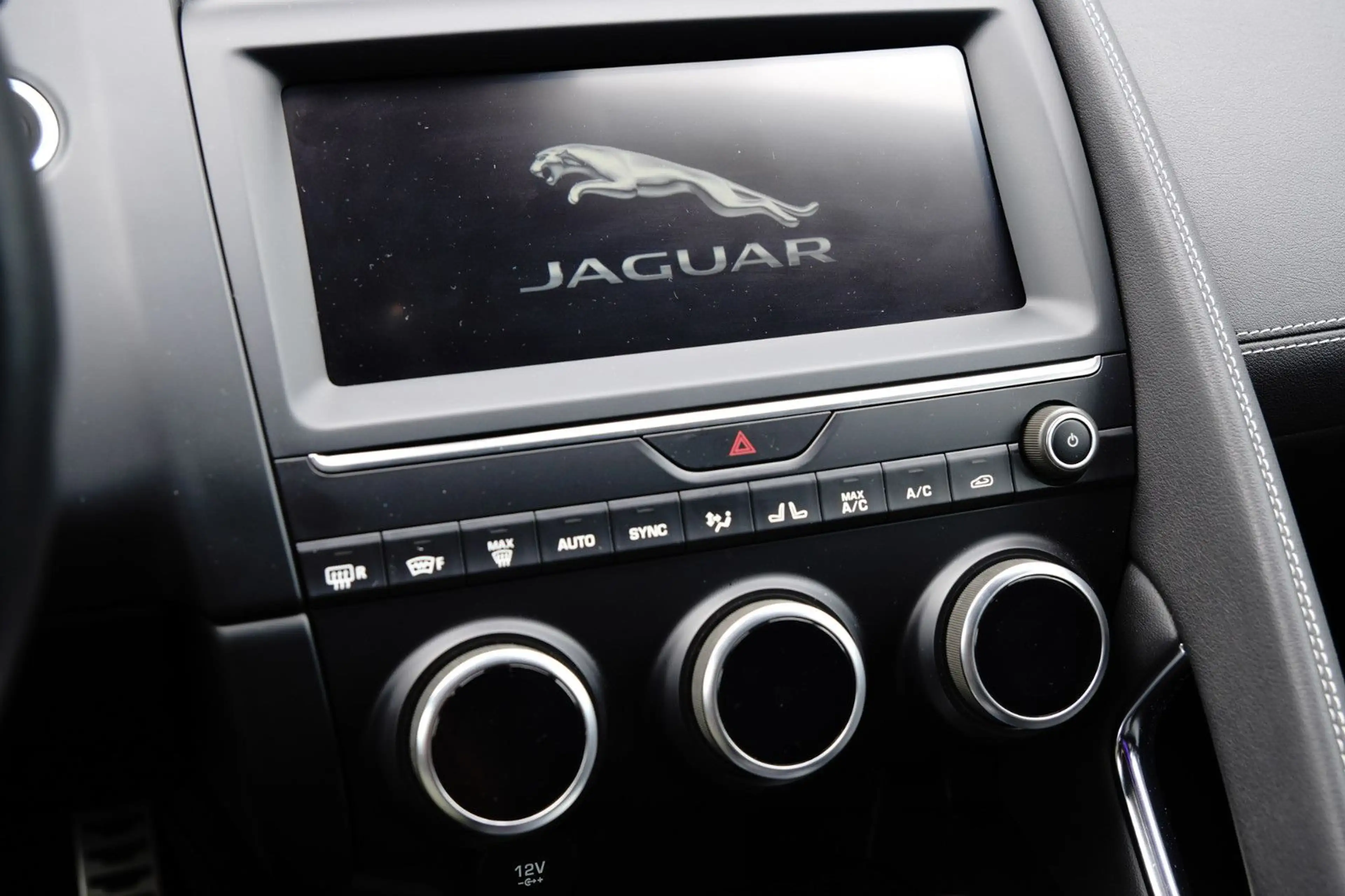 Jaguar E-Pace E-PACE R-Dynamic HSE AWD — photo 10