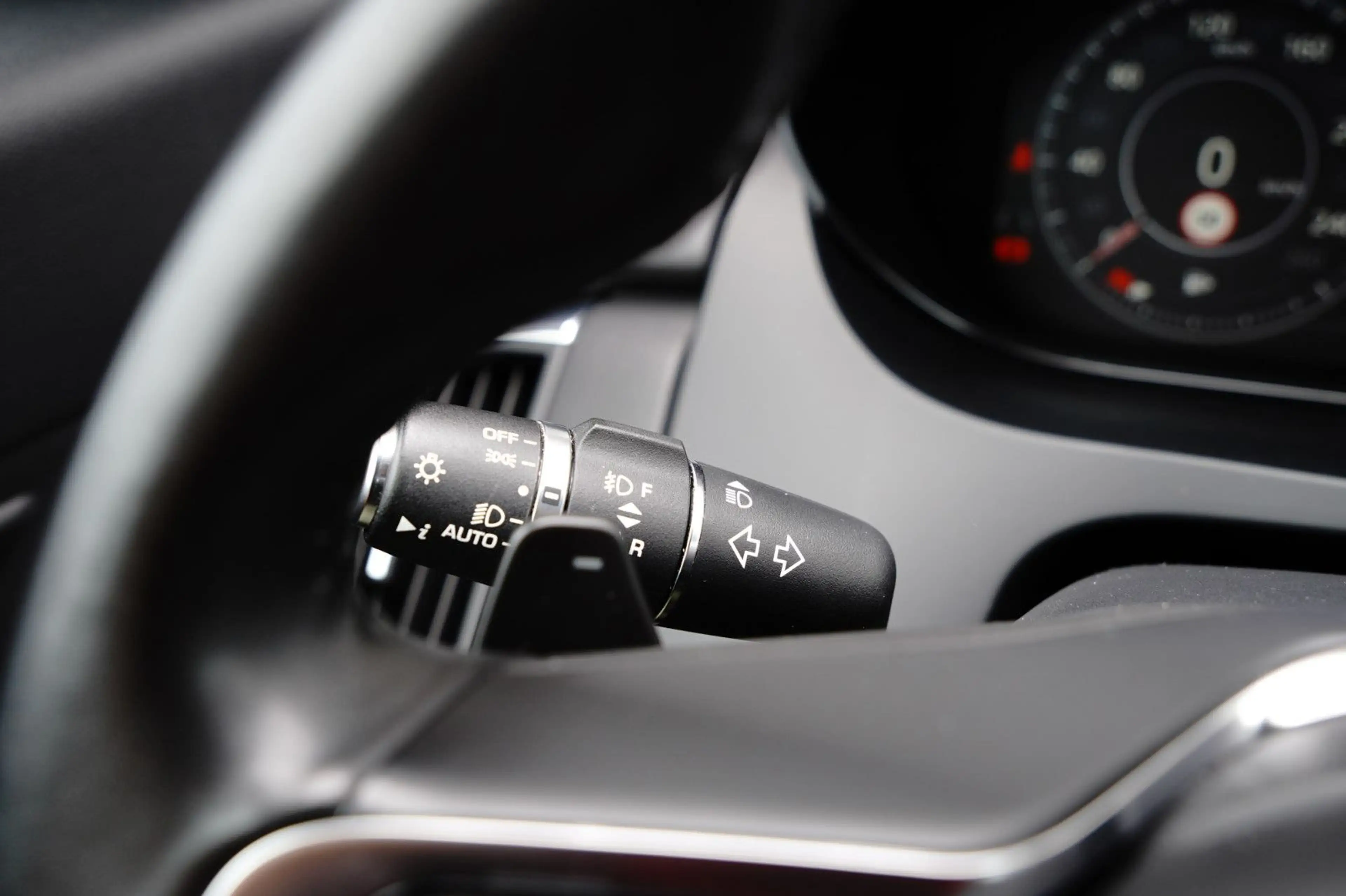 Jaguar E-Pace E-PACE R-Dynamic HSE AWD — photo 12