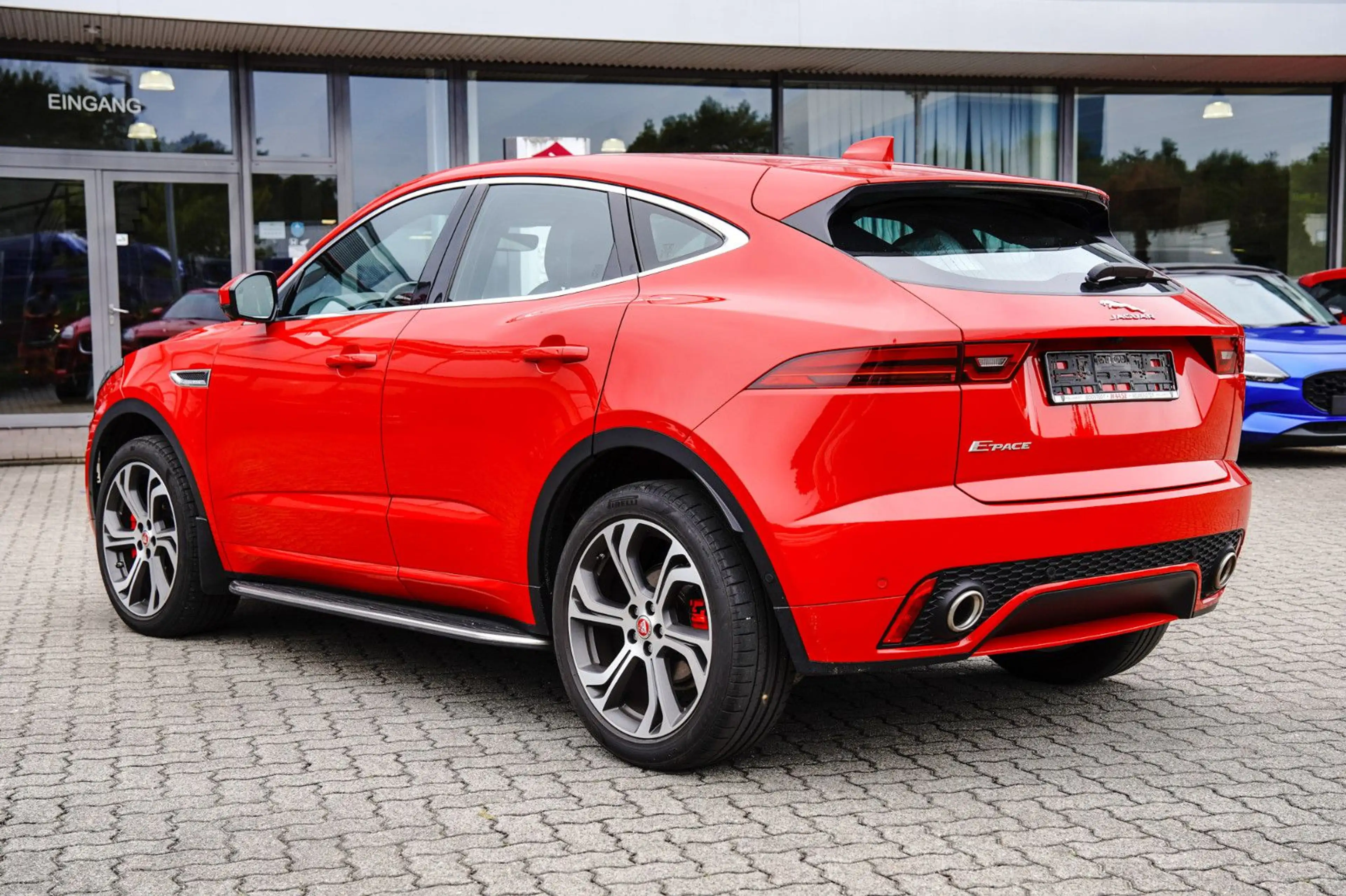 Jaguar E-Pace E-PACE R-Dynamic HSE AWD — photo 4