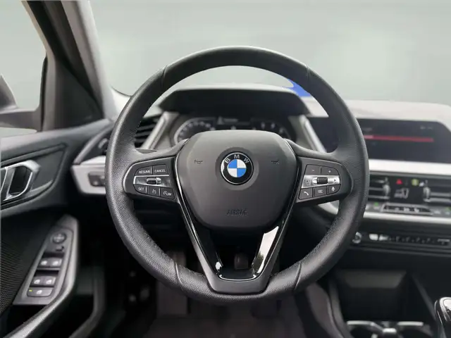 BMW 1 Series view 14