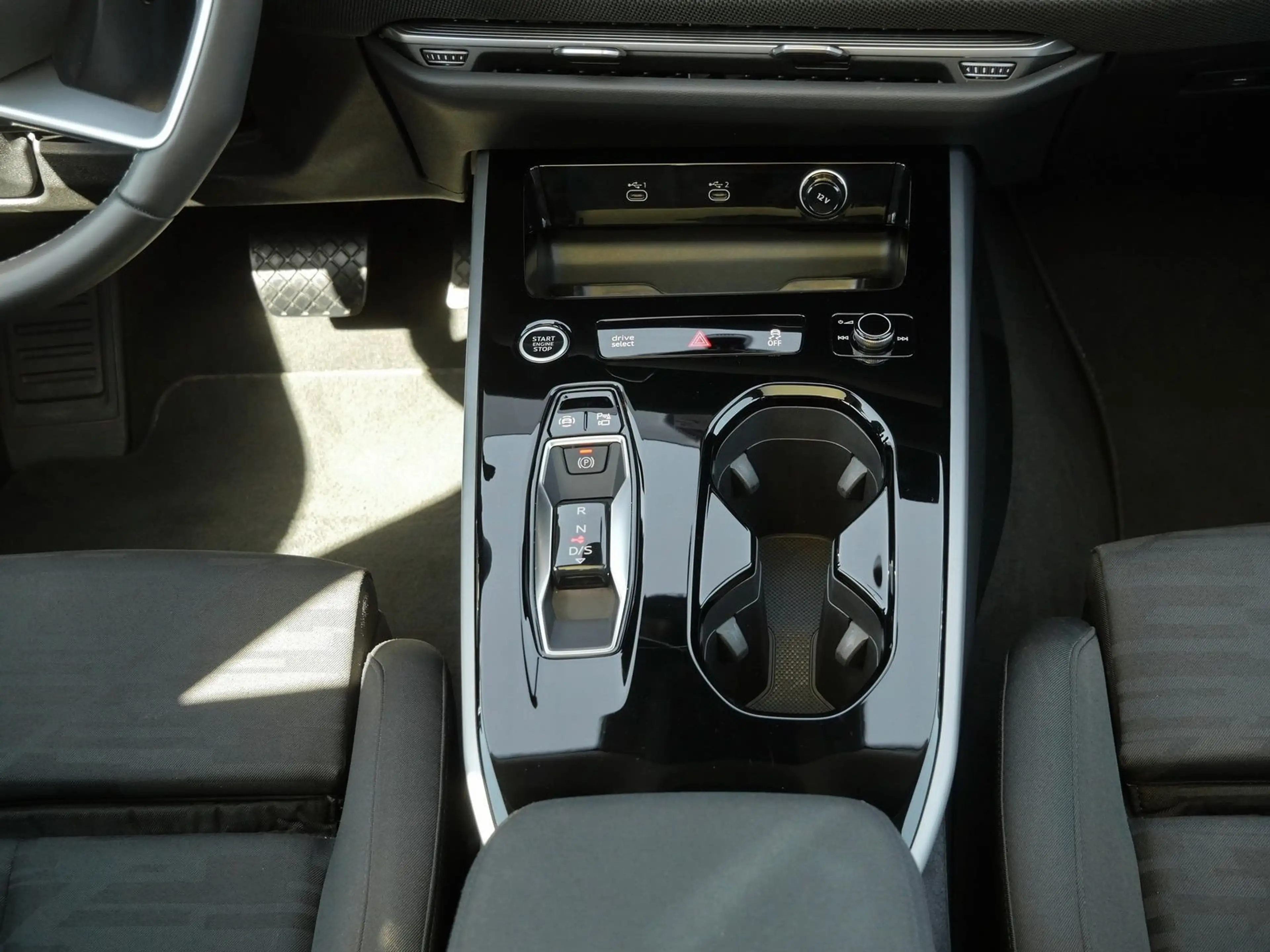 Audi A6 TDI quattro 150 kW Matrix*Pano*AHK*360° — photo 7