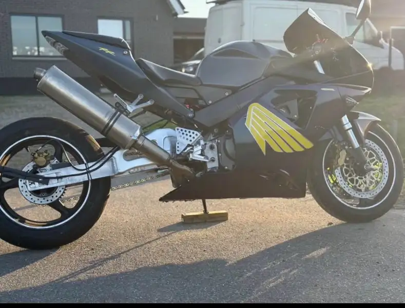 Honda Fireblade - foto 7