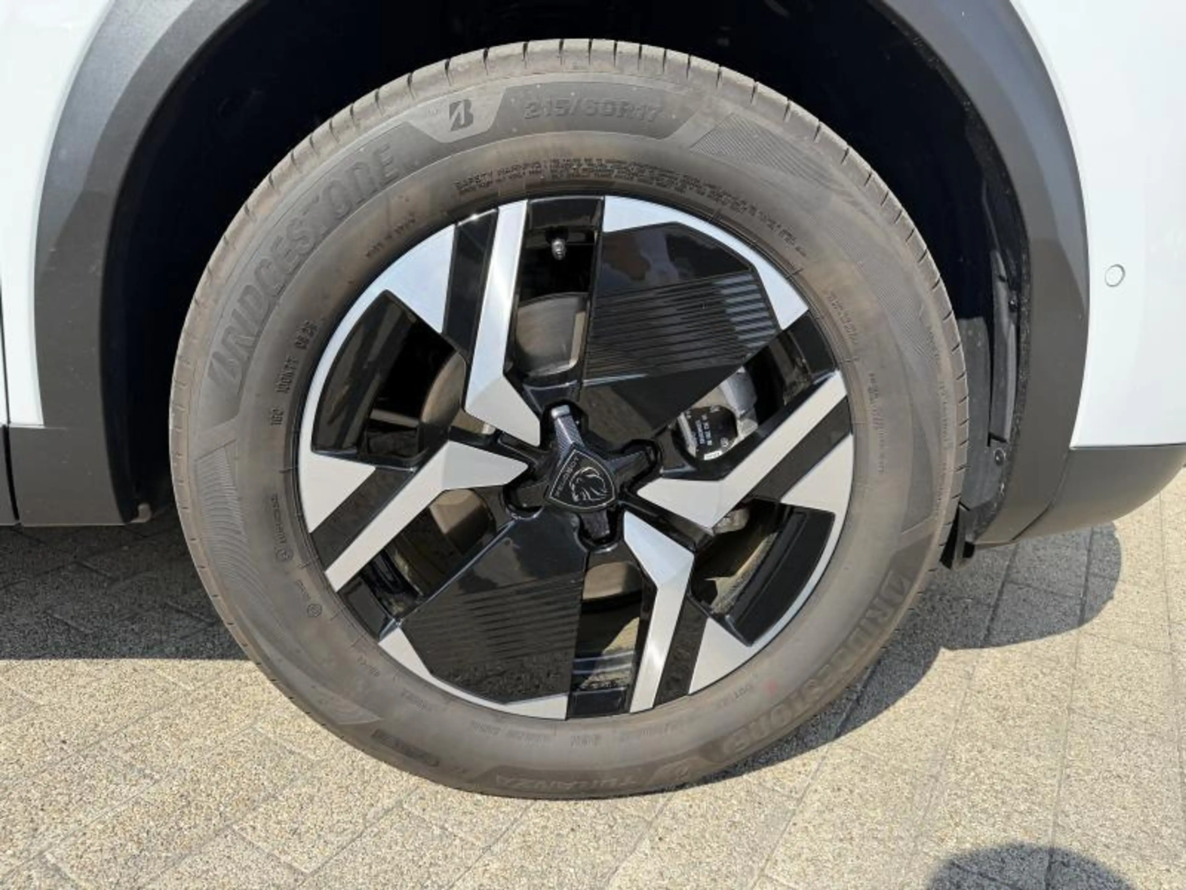Peugeot e-2008 GT — photo 12