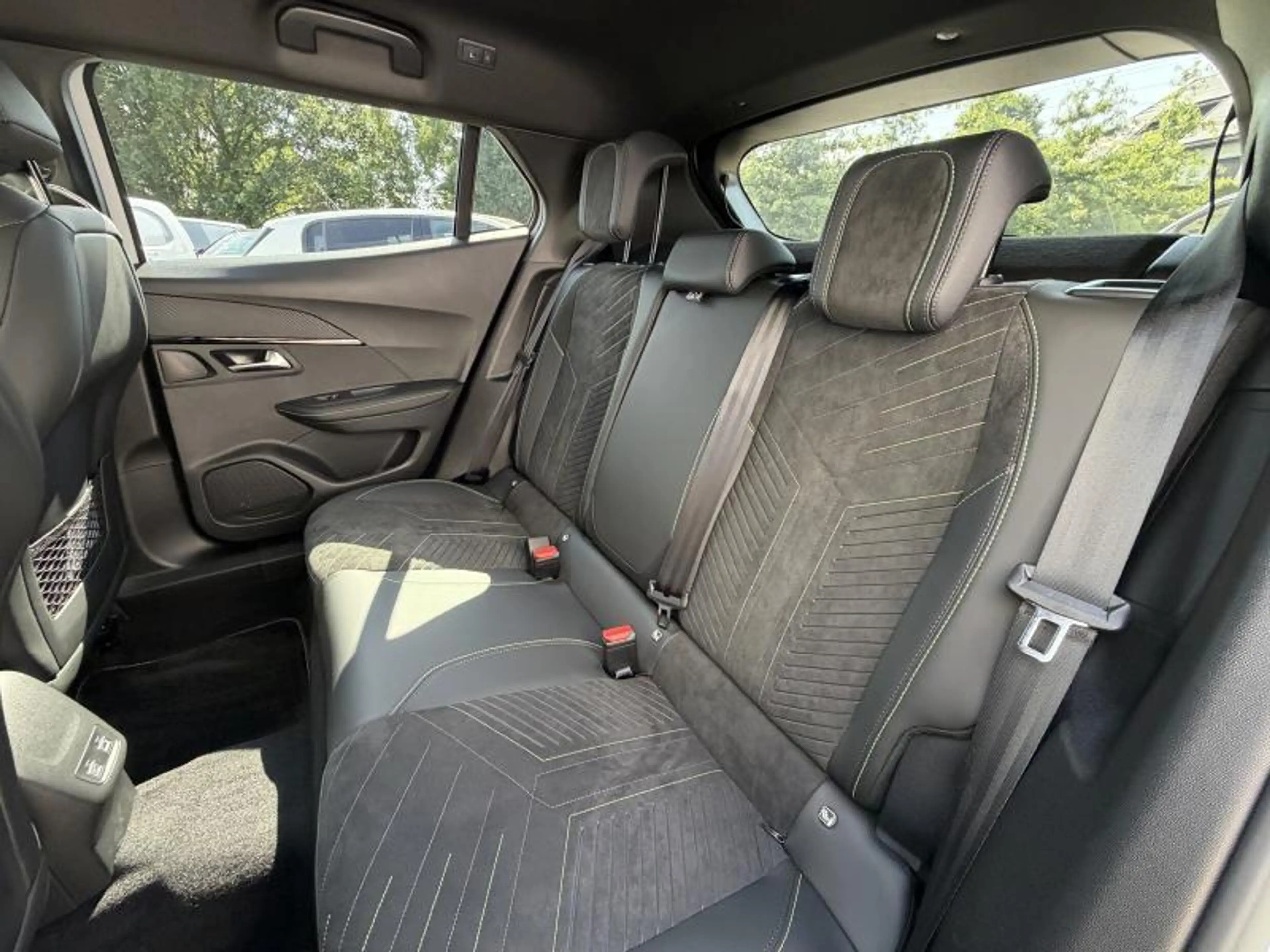 Peugeot e-2008 GT — photo 10