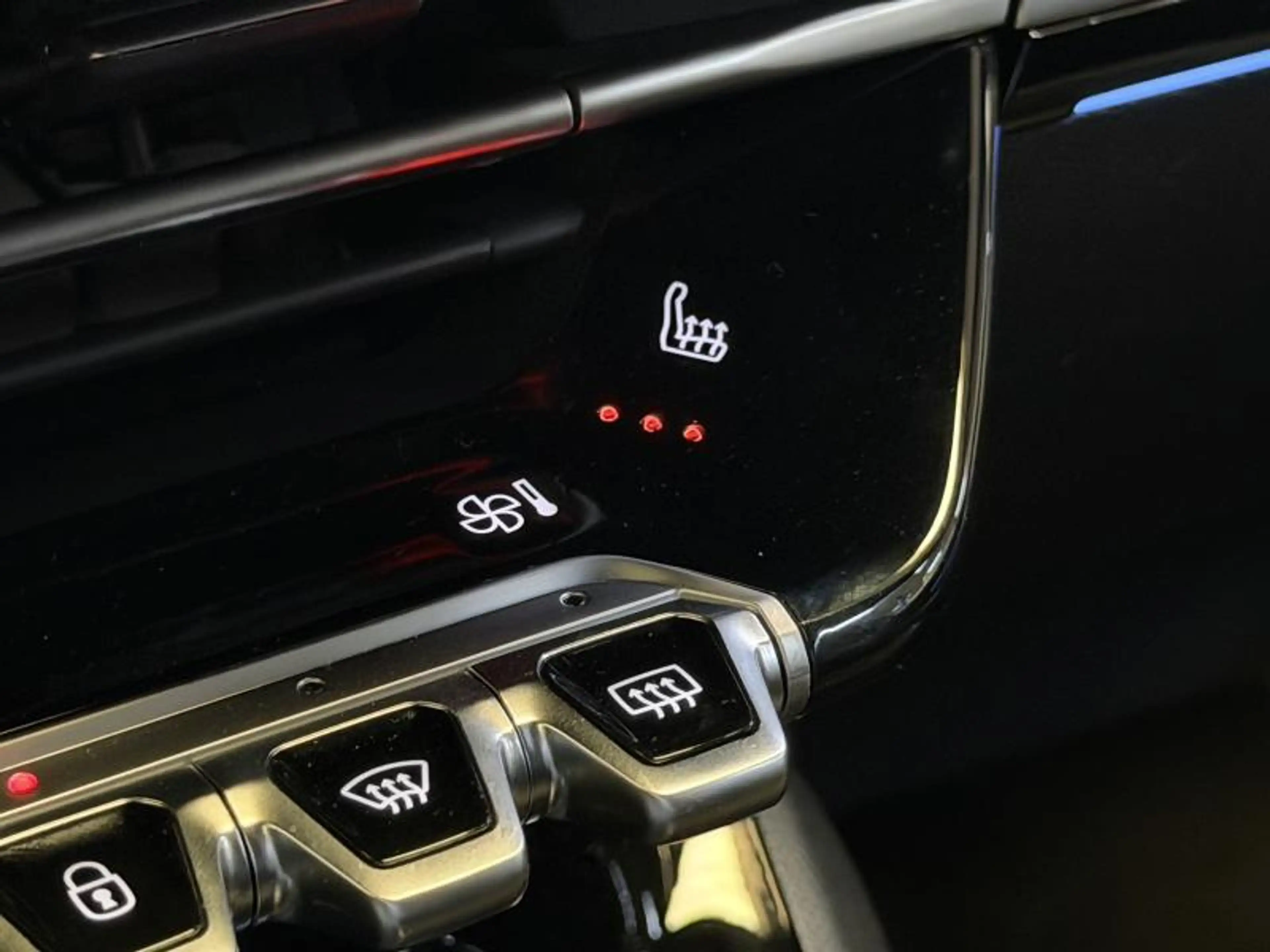 Peugeot e-2008 GT — photo 6
