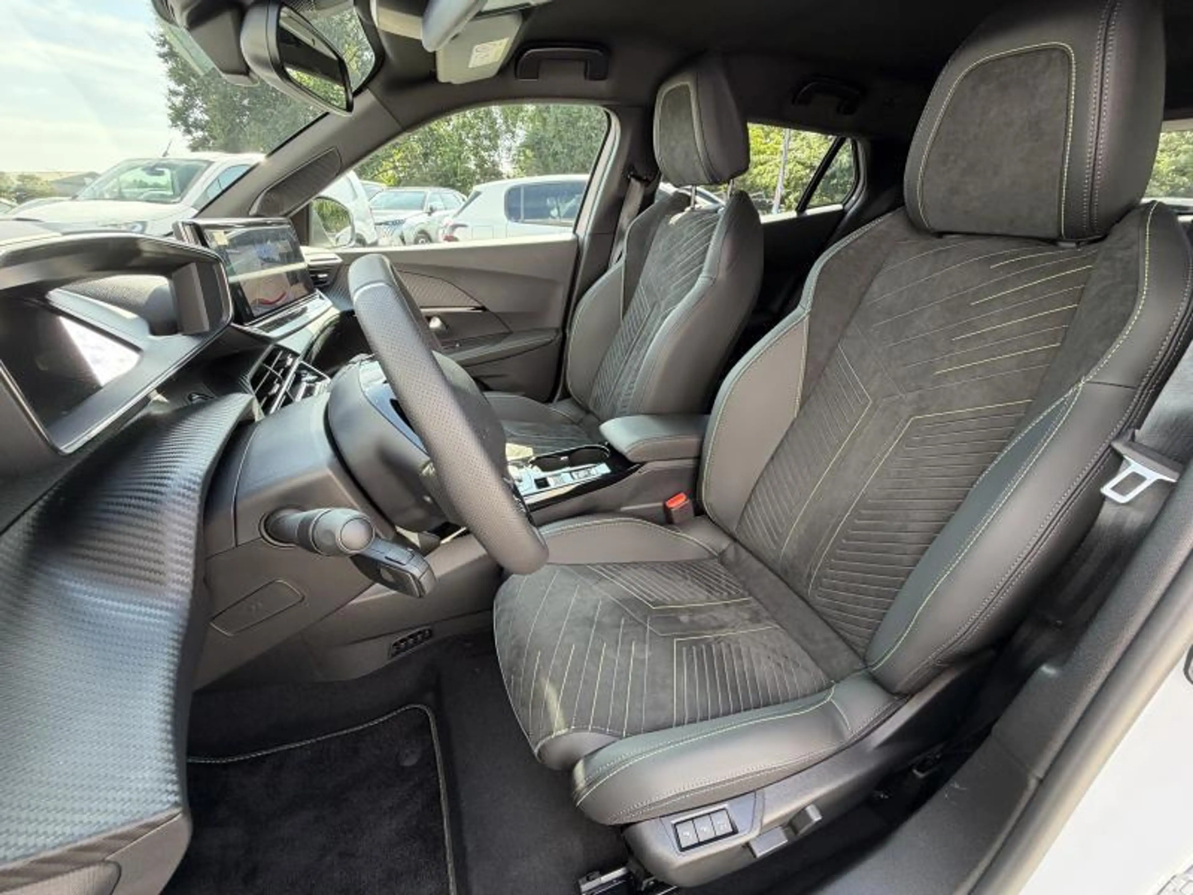 Peugeot e-2008 GT — photo 8