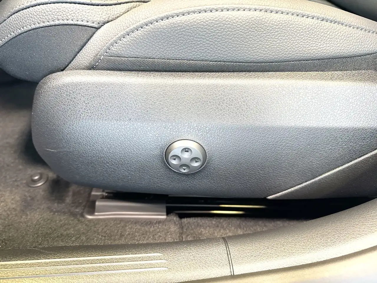 Mercedes-Benz C-Class снимка Mercedes-Benz C-Class