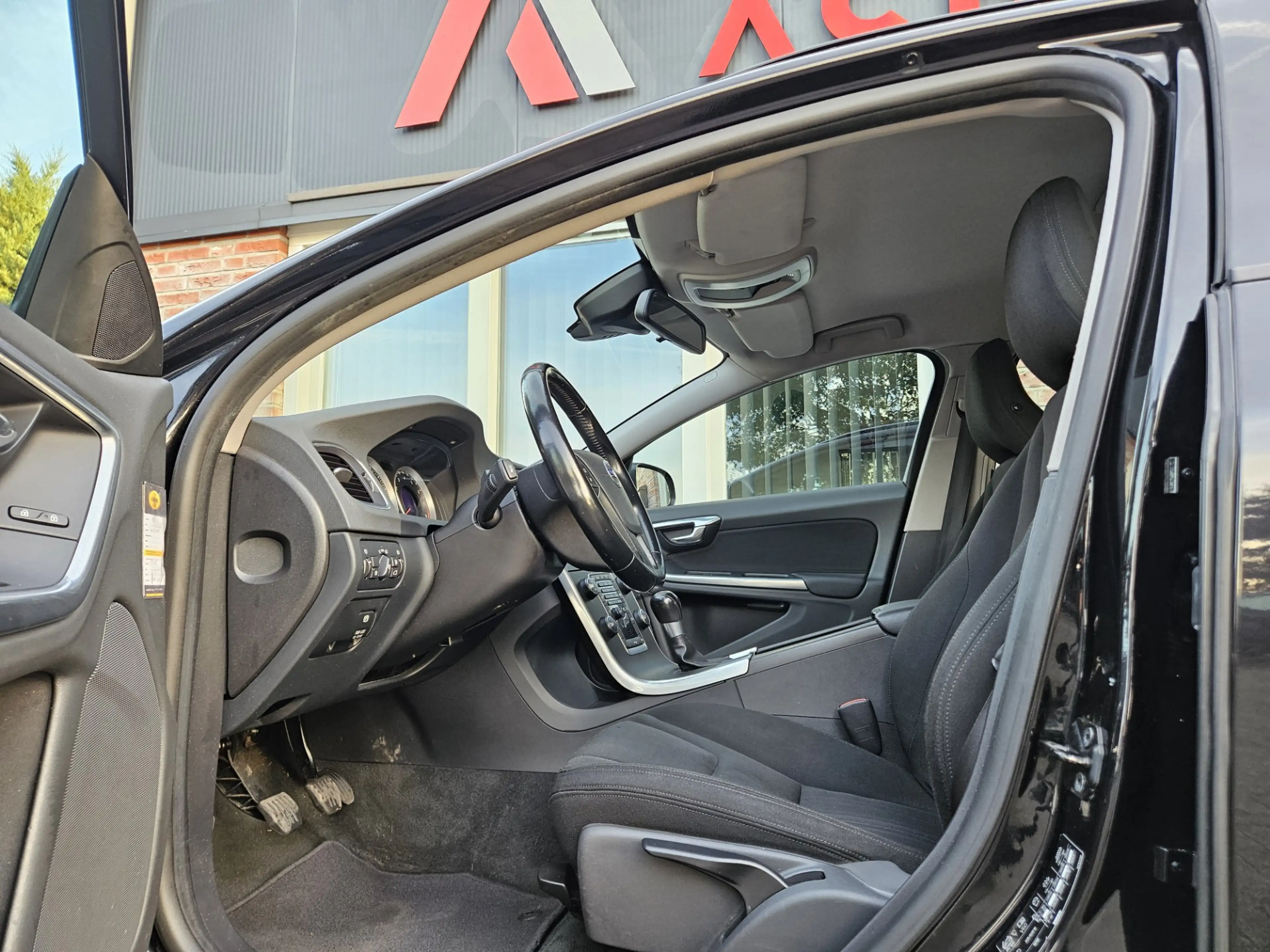 Volvo V60 1.6 T3 Kinetic Trekhaak! Airco/Clima! Cruise Contr — photo 2