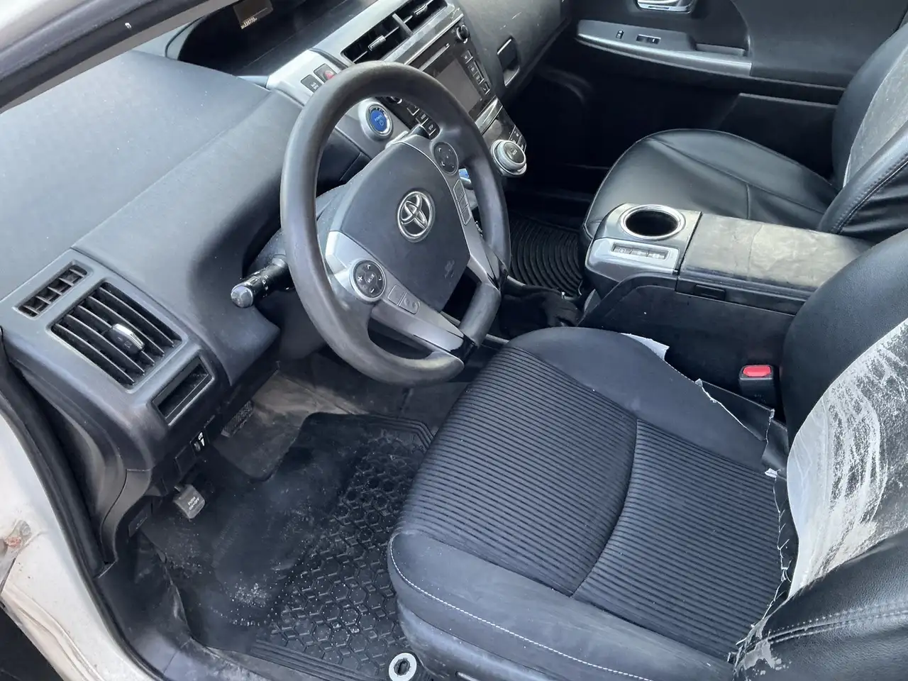Toyota Prius v снимка Toyota Prius v