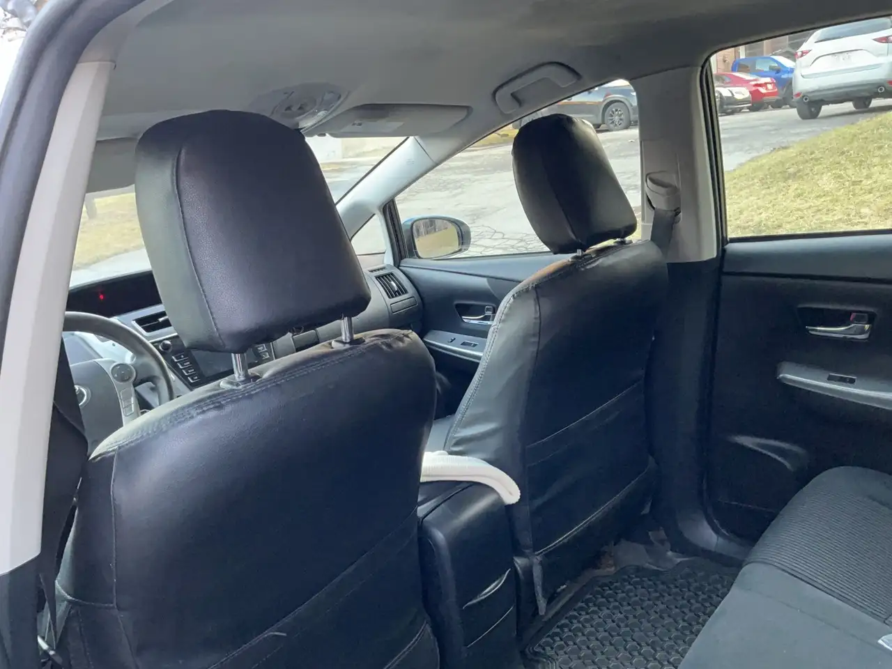 Toyota Prius v снимка Toyota Prius v