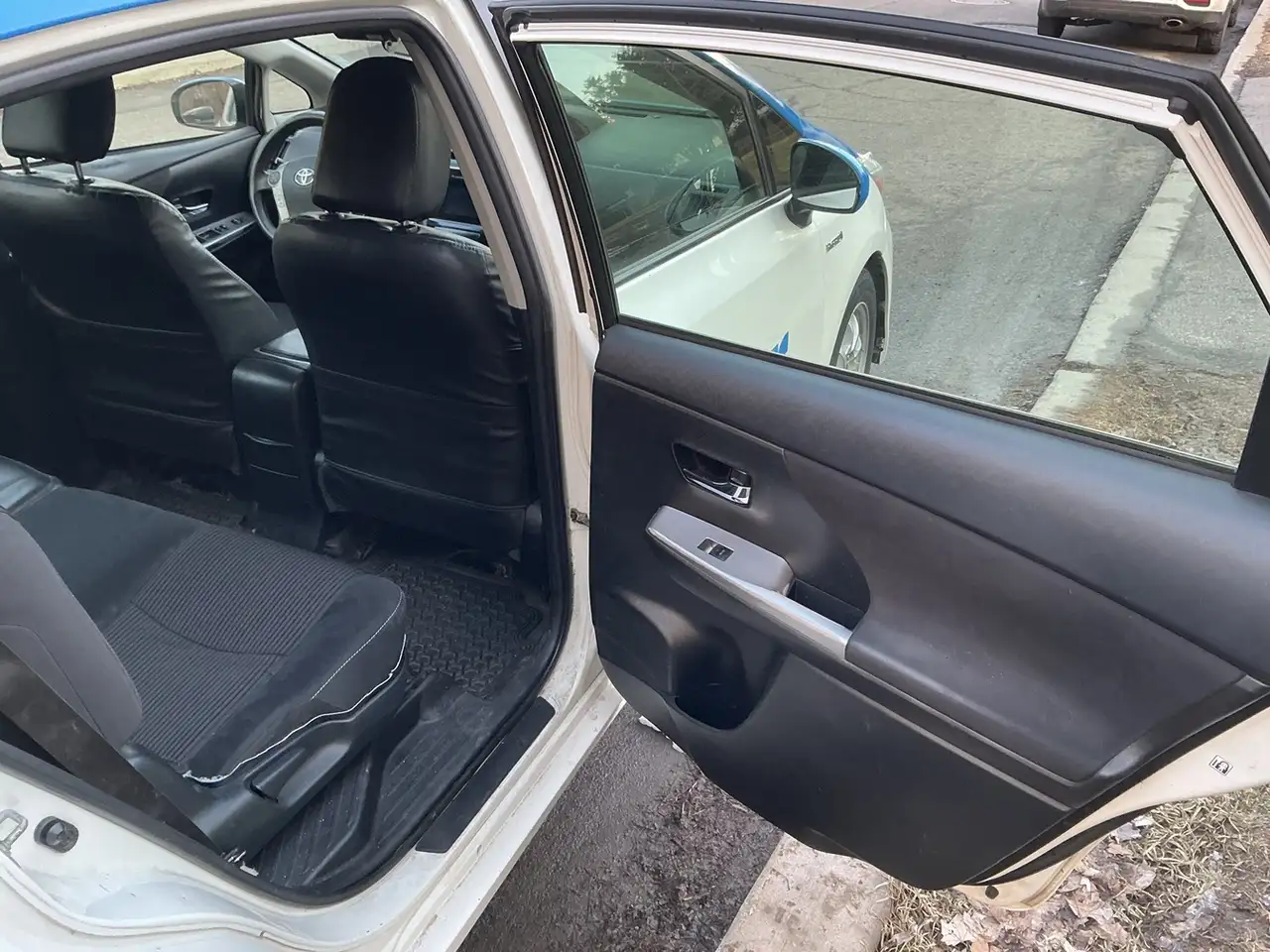 Toyota Prius v снимка Toyota Prius v