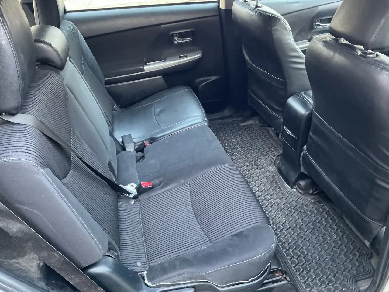 Toyota Prius v снимка Toyota Prius v