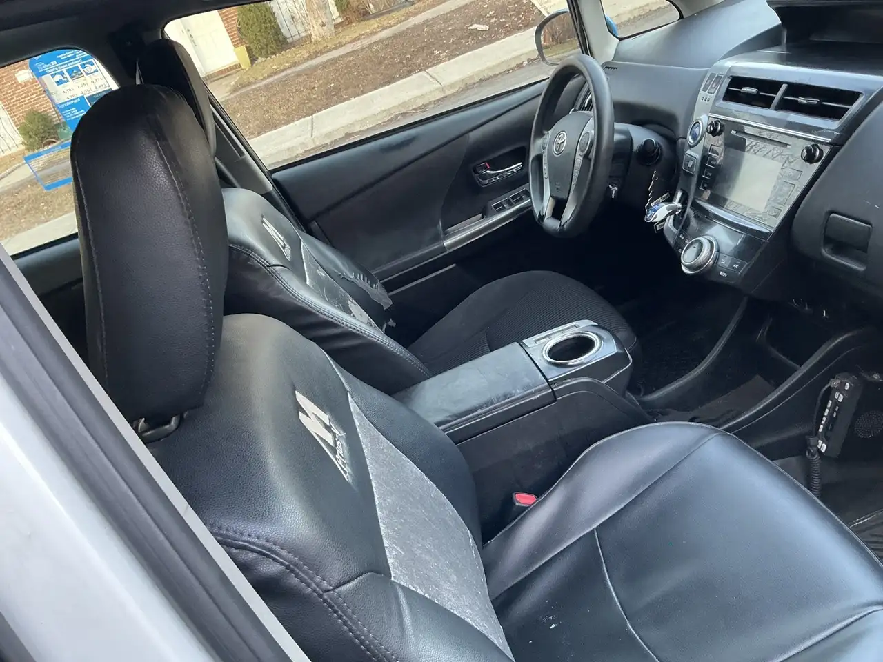 Toyota Prius v снимка Toyota Prius v