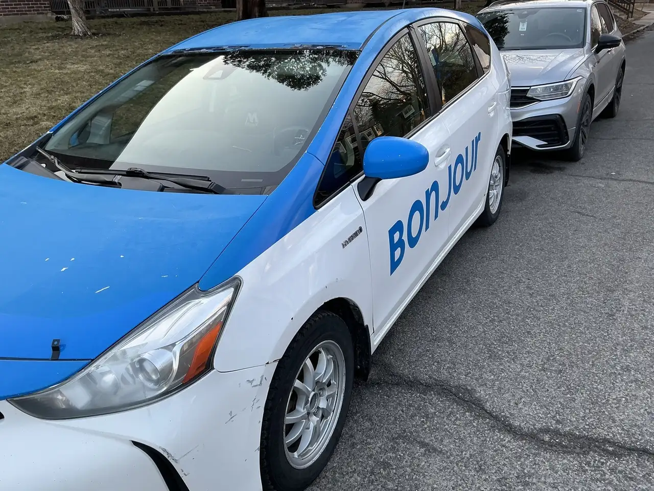 Toyota Prius v снимка Toyota Prius v