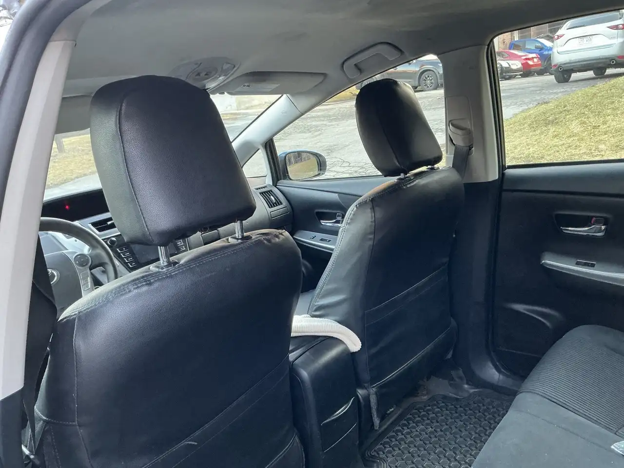 Toyota Prius v снимка Toyota Prius v