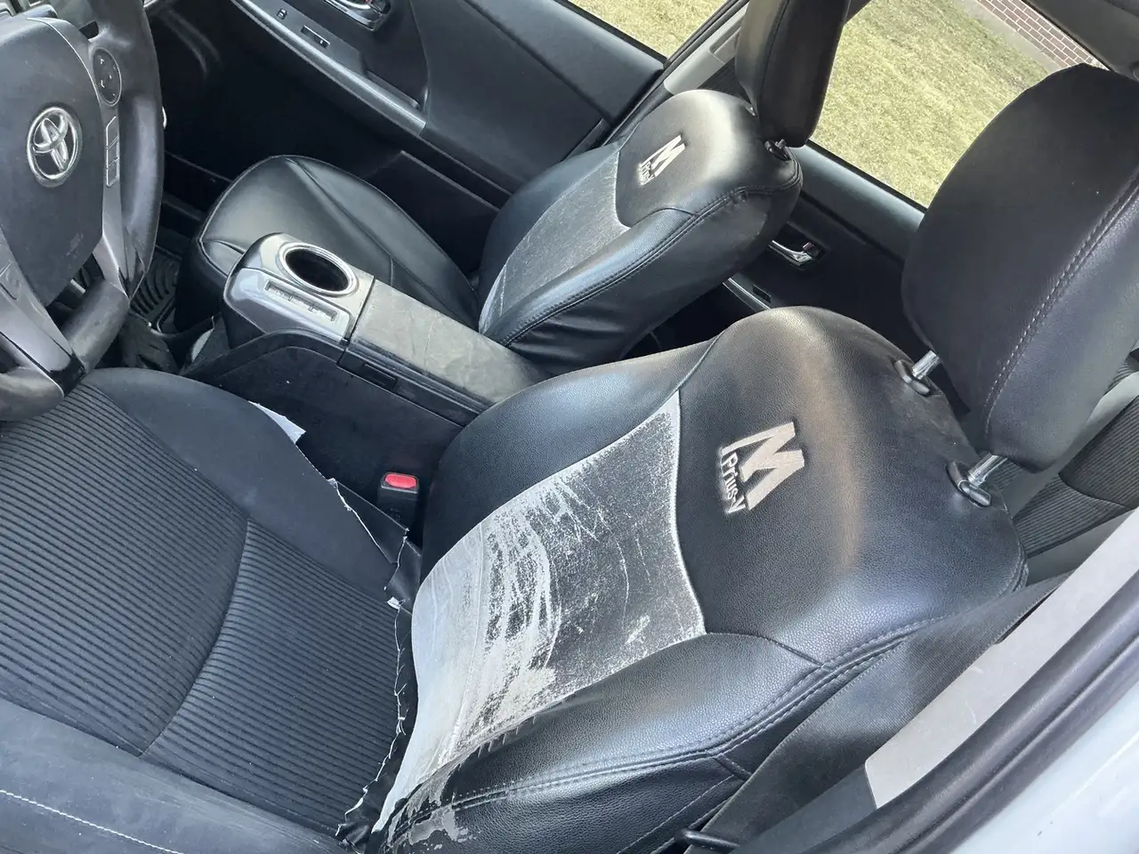 Toyota Prius v снимка Toyota Prius v