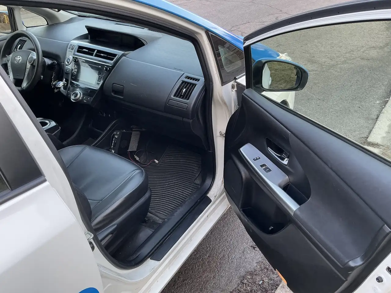 Toyota Prius v снимка Toyota Prius v