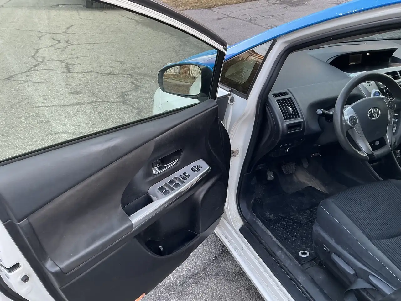 Toyota Prius v снимка Toyota Prius v