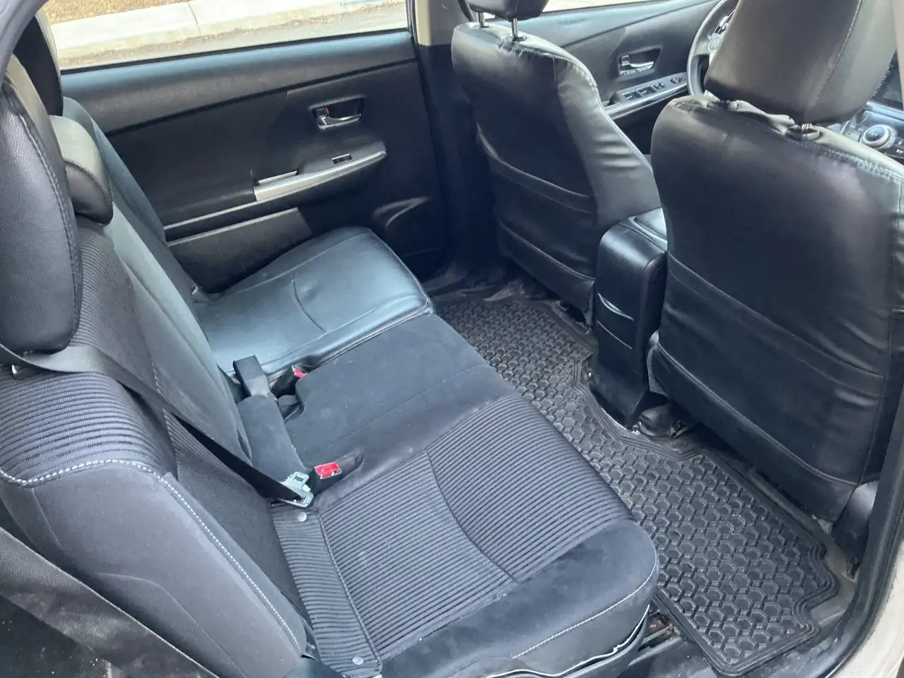 Toyota Prius v снимка Toyota Prius v