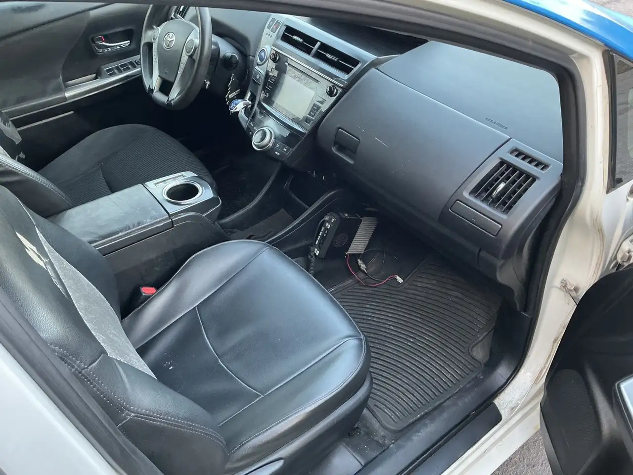 Toyota Prius v снимка Toyota Prius v