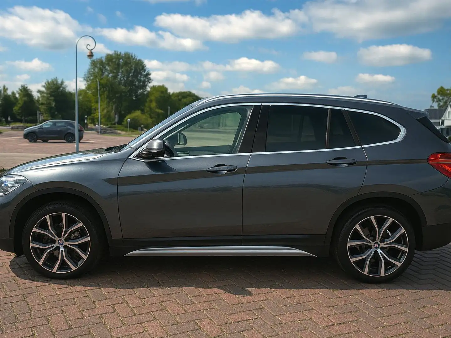 BMW X1 BMW X1 Sdrive18i l High Executive l PANO l AUT Grijs - 1
