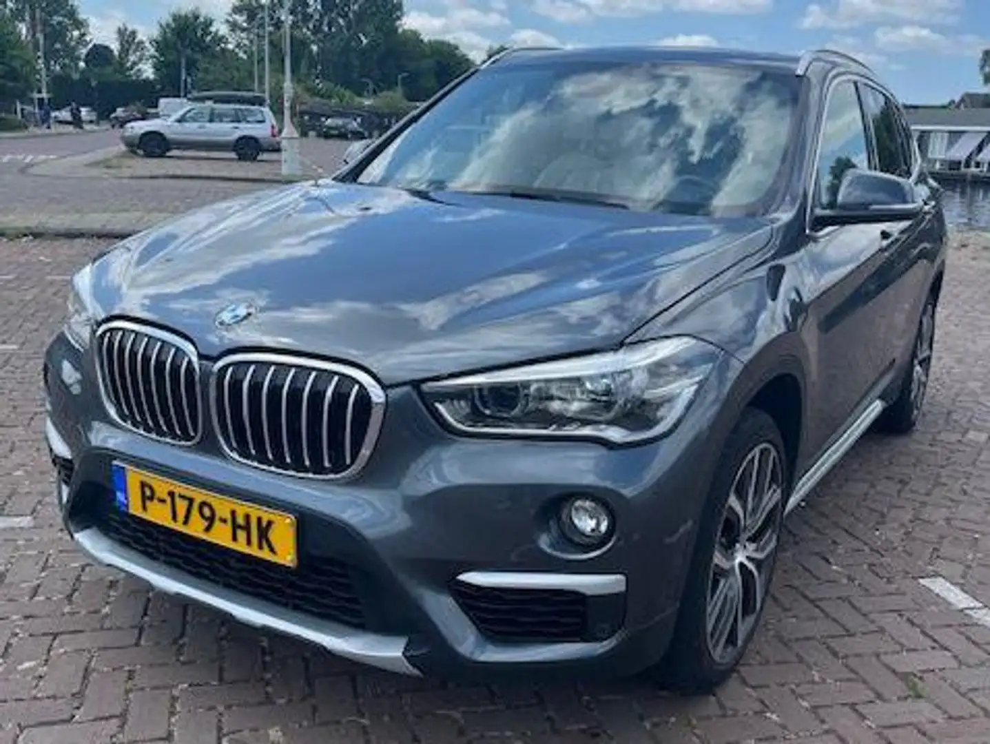 BMW X1 BMW X1 Sdrive18i l High Executive l PANO l AUT Grijs - 2