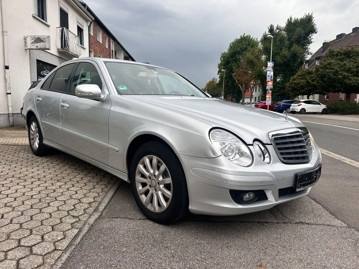Mercedes-Benz E 200 CDI * NAVI *KLIMA* PDC * FACELIFT Grau - 1