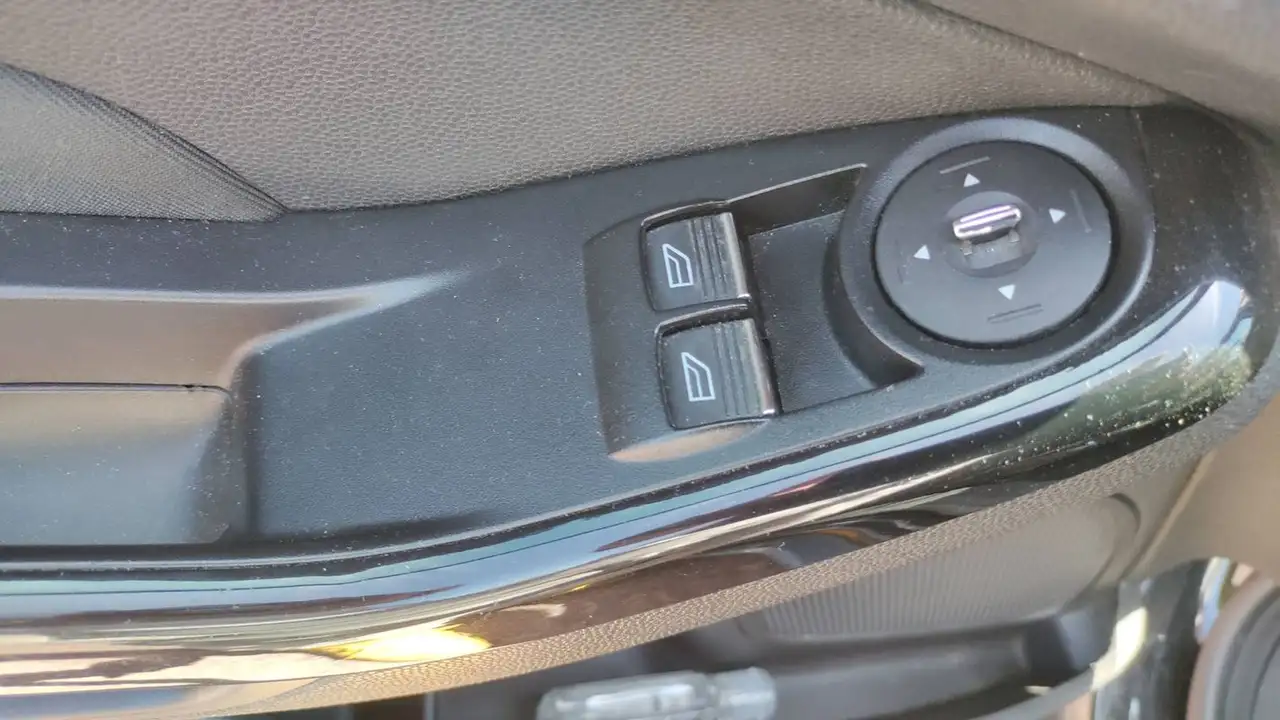 Ford Fiesta 3 portes — photo 24