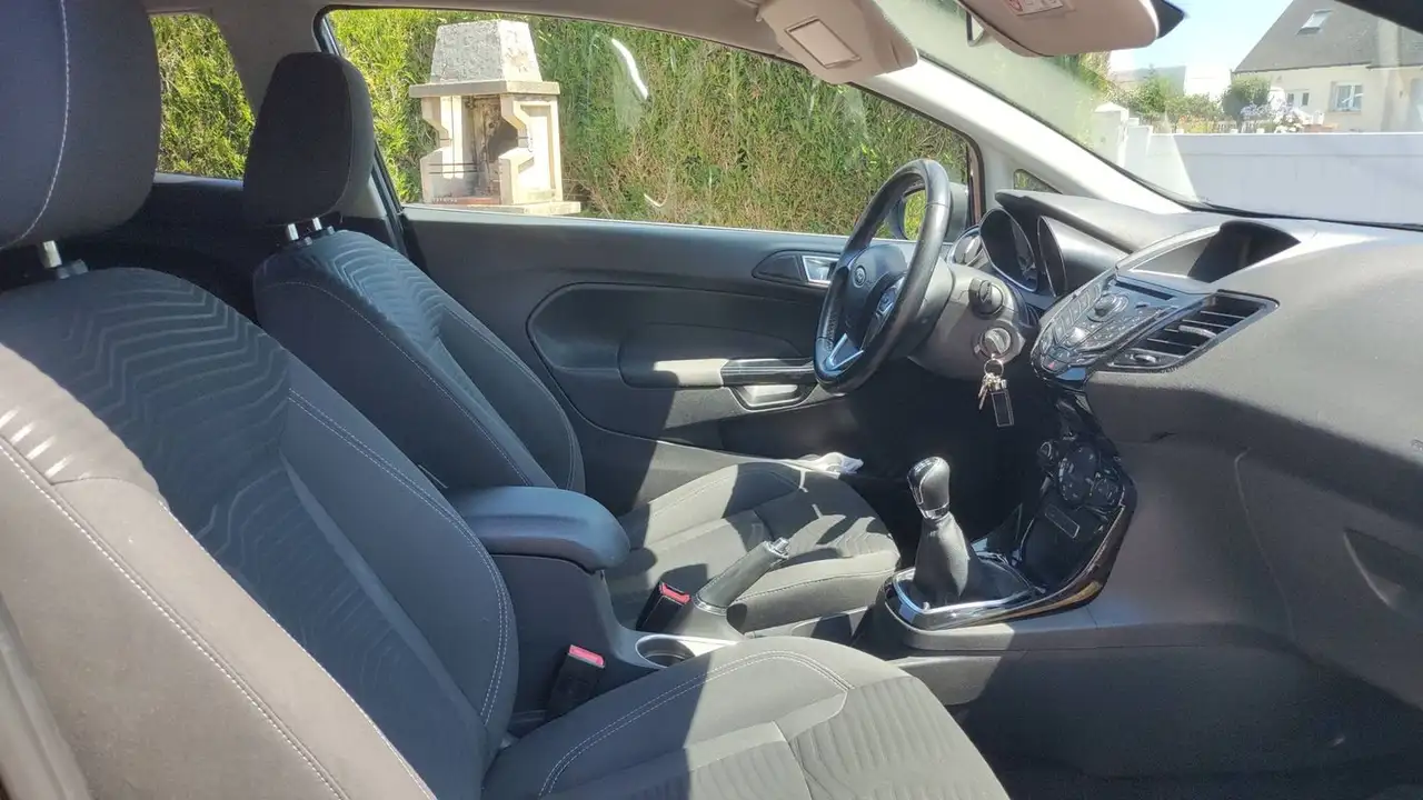 Ford Fiesta 3 portes — photo 25