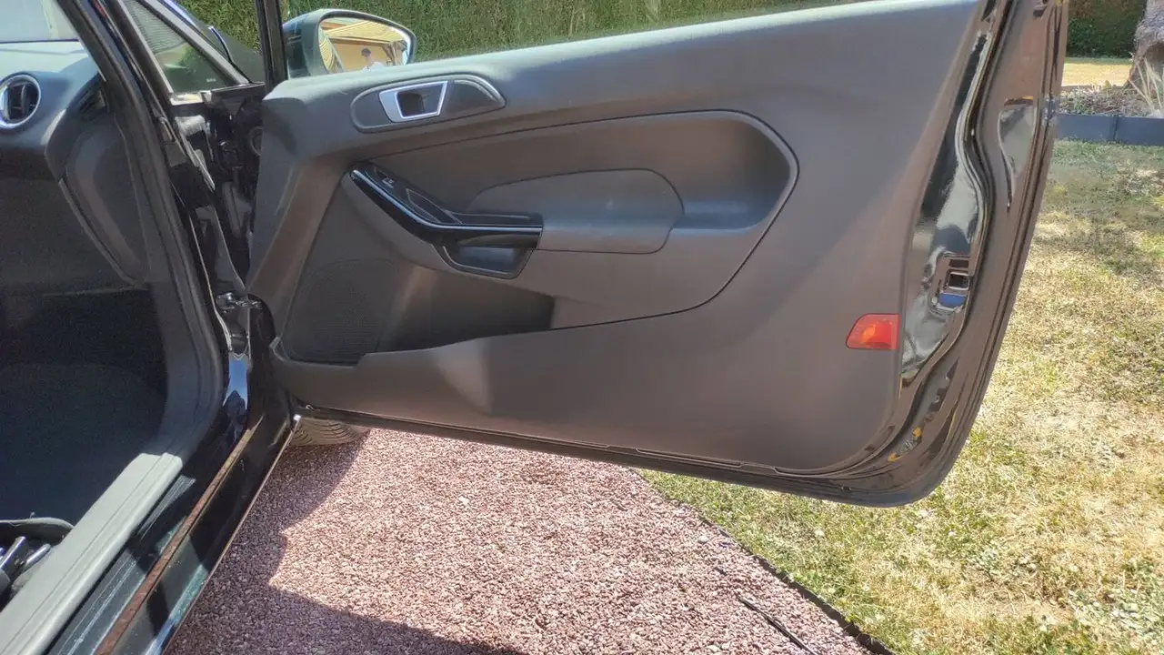 Ford Fiesta 3 portes — photo 22