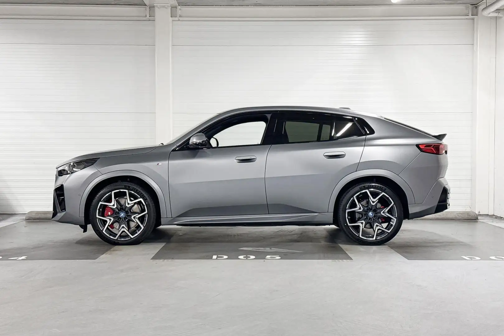BMW iX2 eDrive20 l M-Sport Pro | Harman/Kardon Innovation Grijs - 2