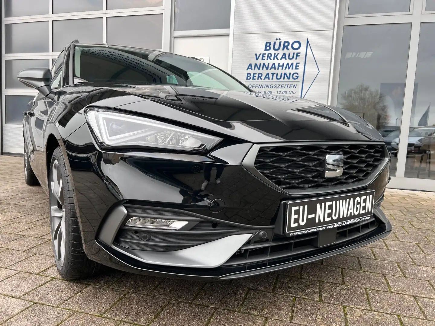 SEAT Leon ST 2.0 TDI DSG 4Drive FR KESSY AHK KAM LED Schwarz - 1