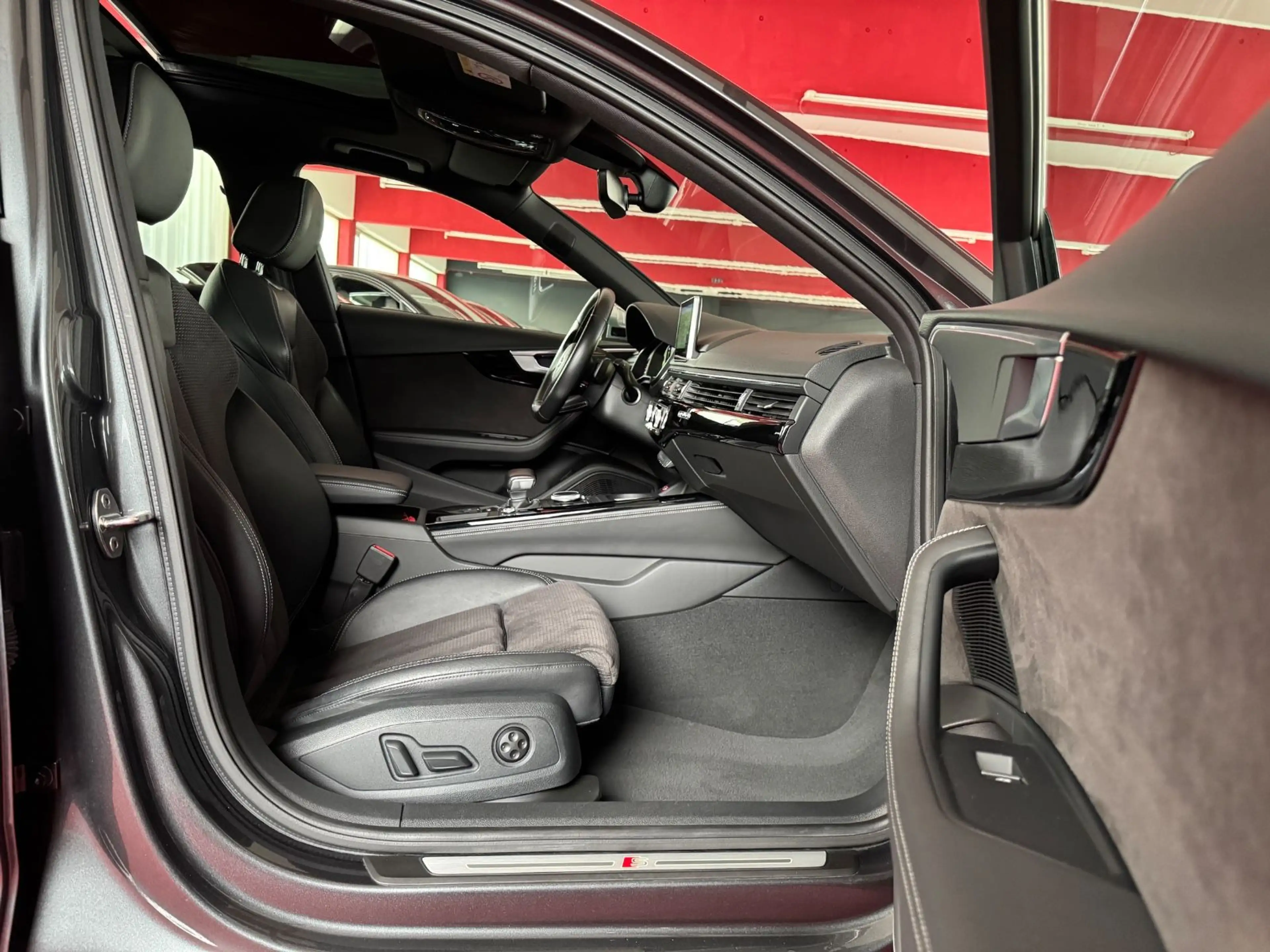 Audi S4 Avant 3.0TFSI Pano Virtual Matrix ACC B&O 19" — photo 13