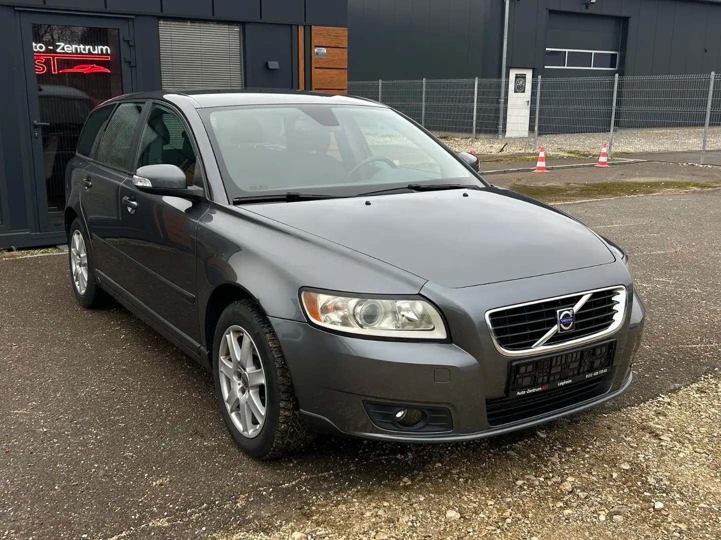 Volvo V50 Kombi 1.6 D Momentum AHK 8FACH TOP ZUSTAND Gri - 1