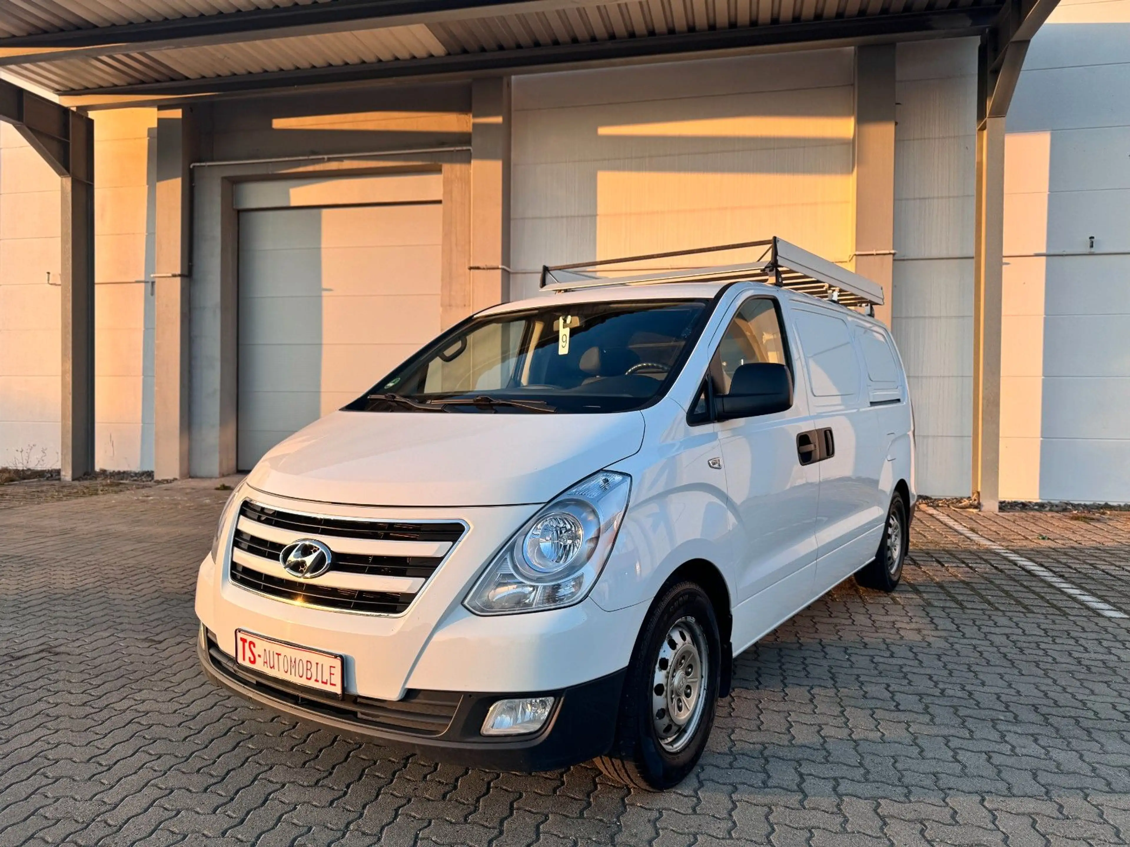 Hyundai H-1 Kasten*1.HAND*KLIMA*AUTOMATIK*REGALE*SORTIMO
