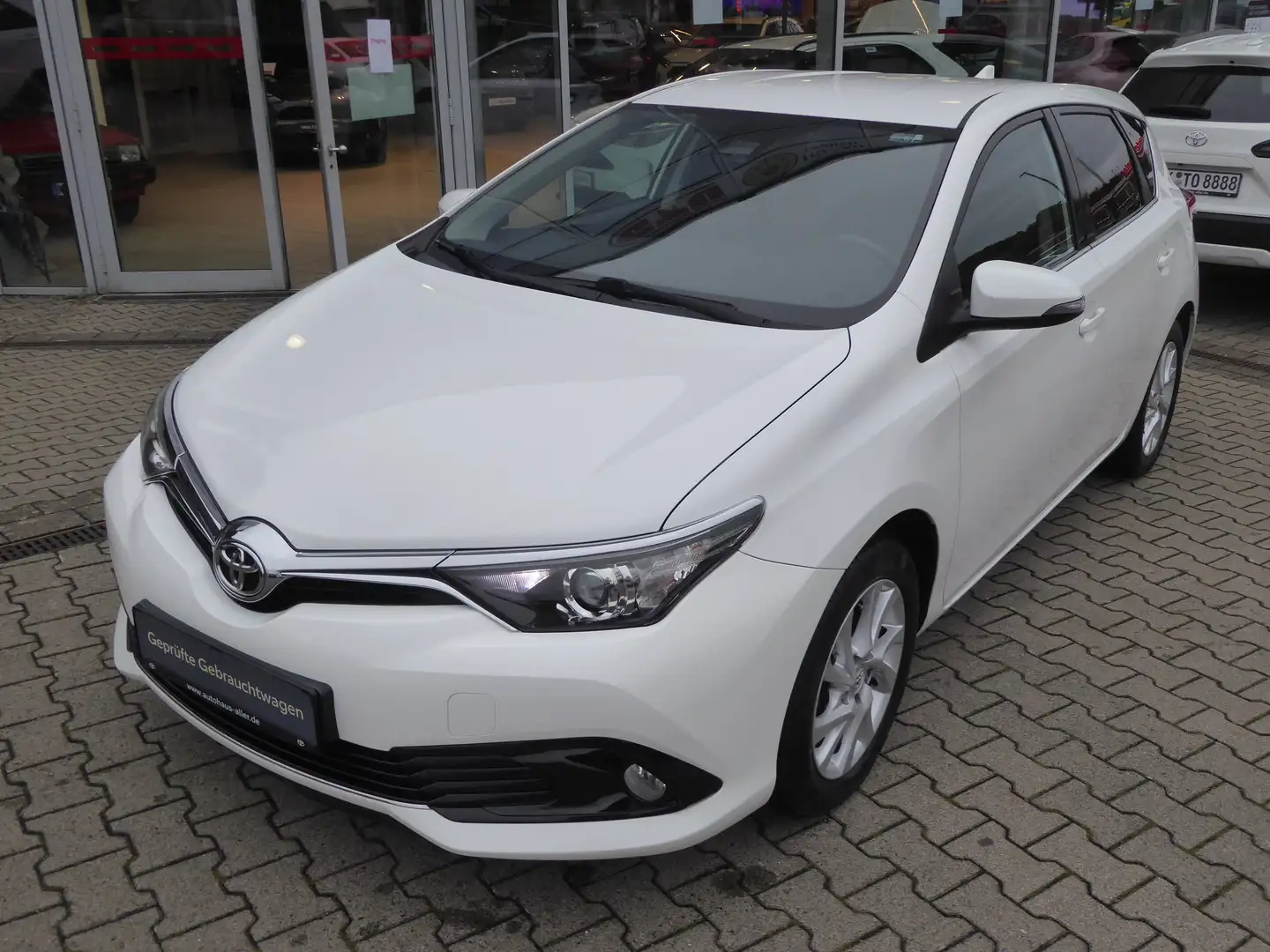 Toyota Auris 1.2 Comfort + Anhängerkupplung Weiß - 1