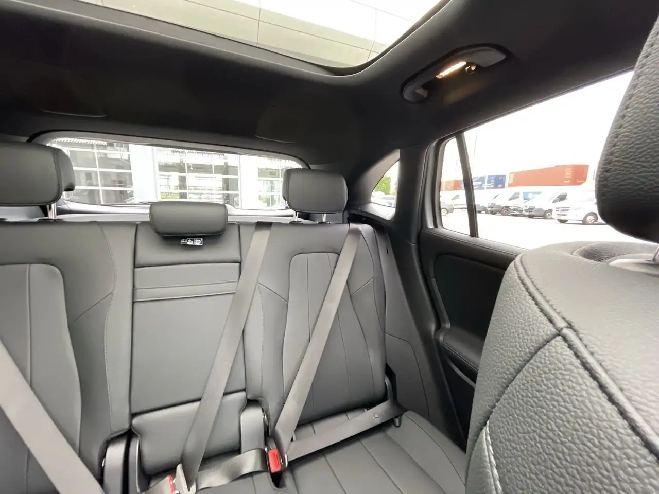 Mercedes-Benz GLA снимка Mercedes-Benz GLA