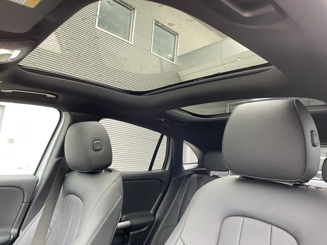 Mercedes-Benz GLA снимка Mercedes-Benz GLA