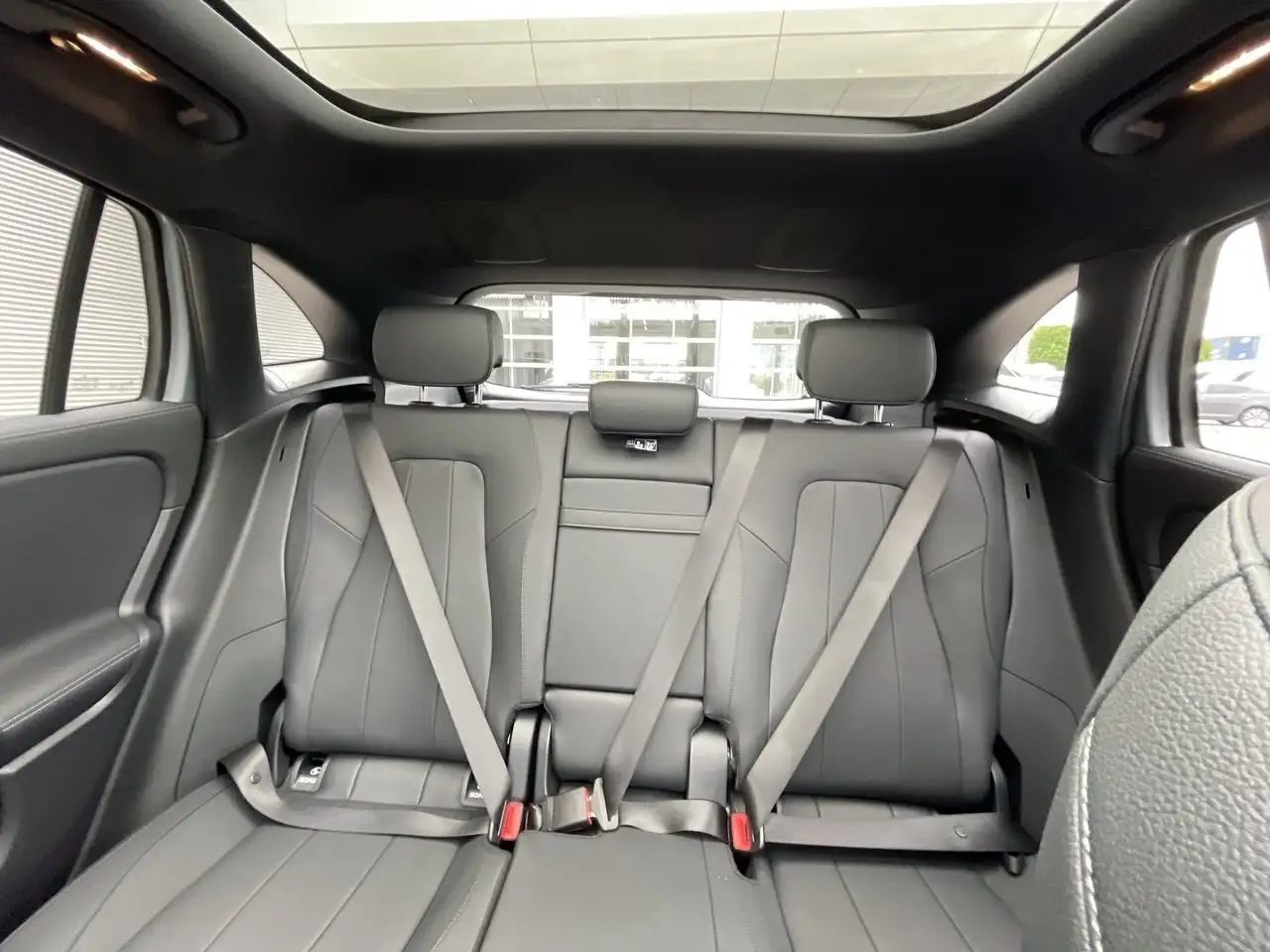 Mercedes-Benz GLA снимка Mercedes-Benz GLA