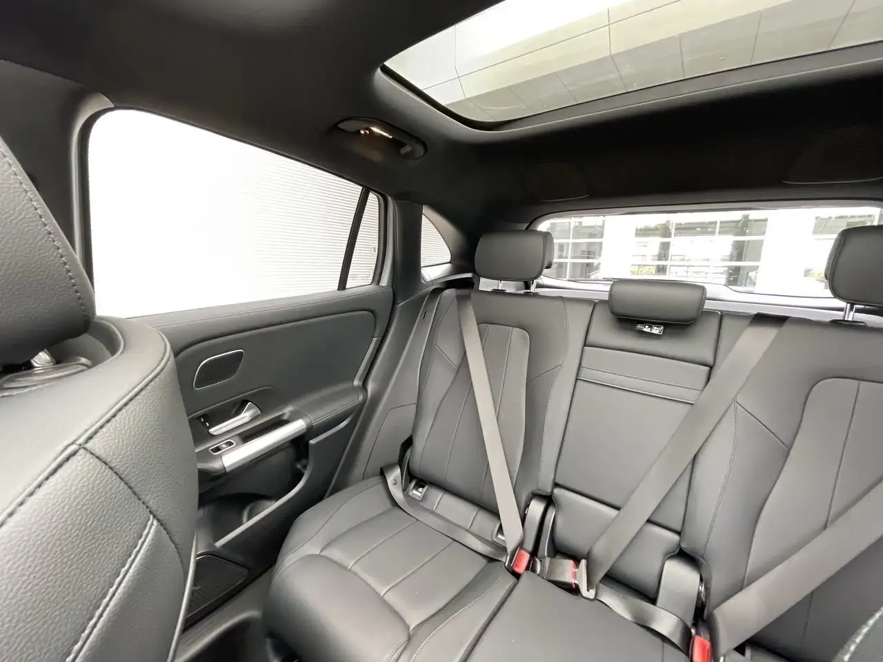 Mercedes-Benz GLA снимка Mercedes-Benz GLA