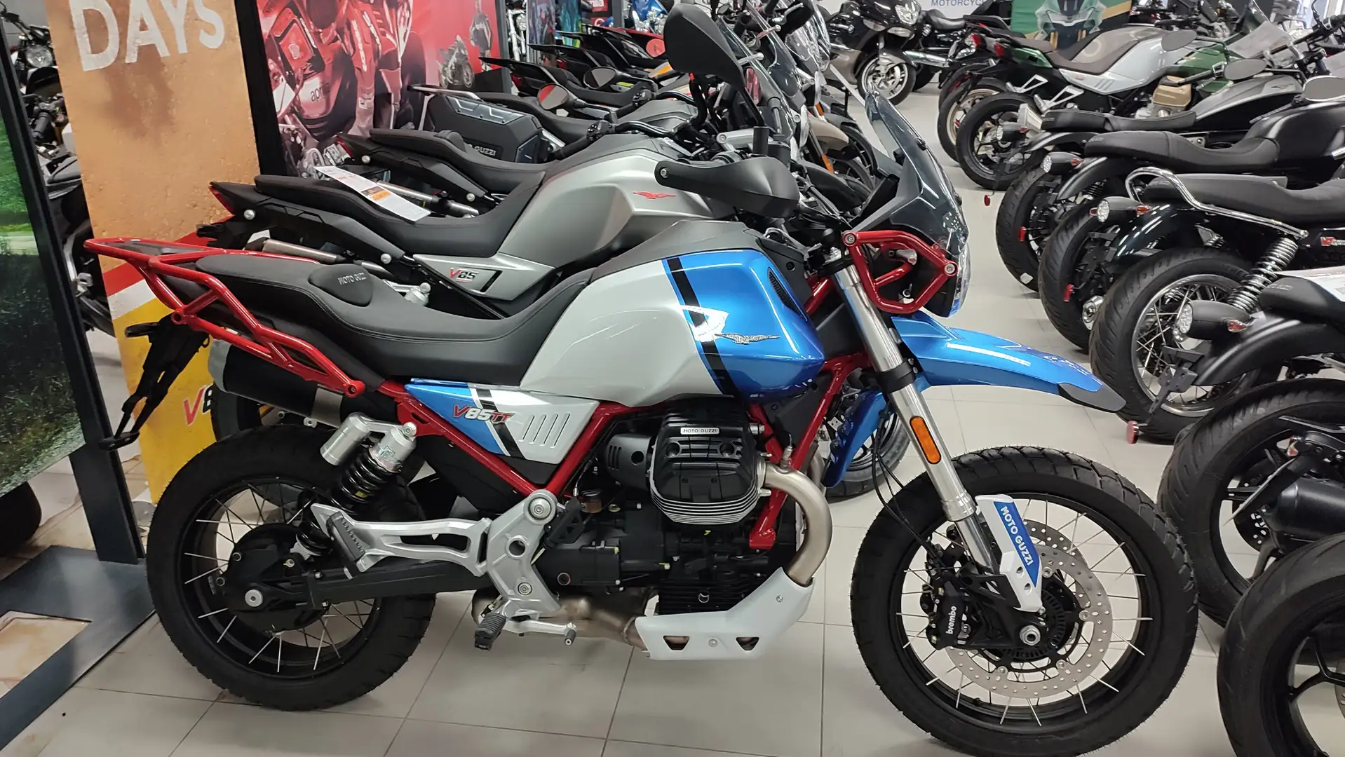 Moto Guzzi V 85 TT Bleu - 1