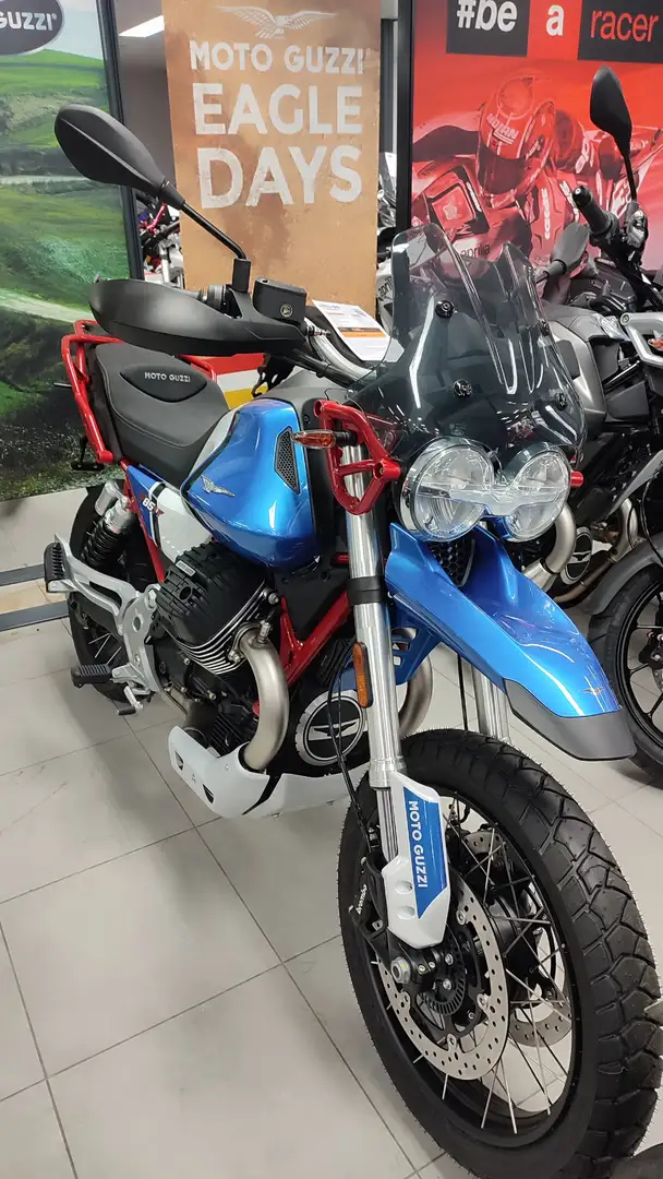 Moto Guzzi V 85 TT Bleu - 2