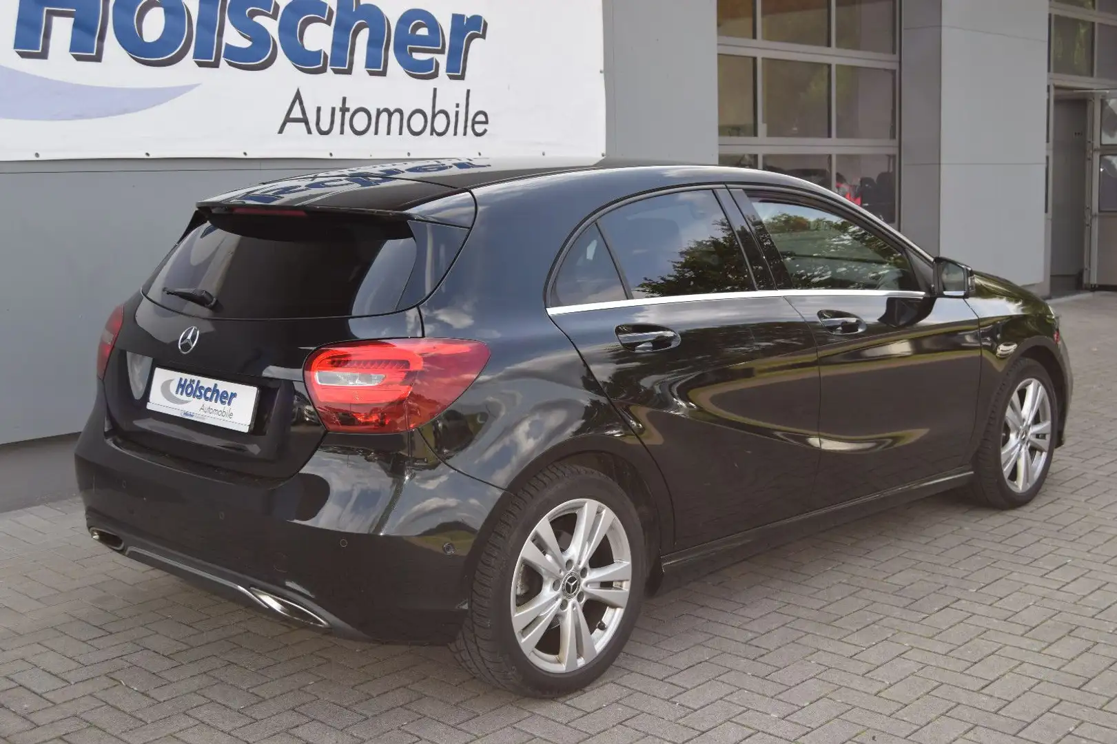 Mercedes-Benz A 180 AUTOM! Navi Leder,Sitzh, Parks,V&H,Allw,,, Noir - 2