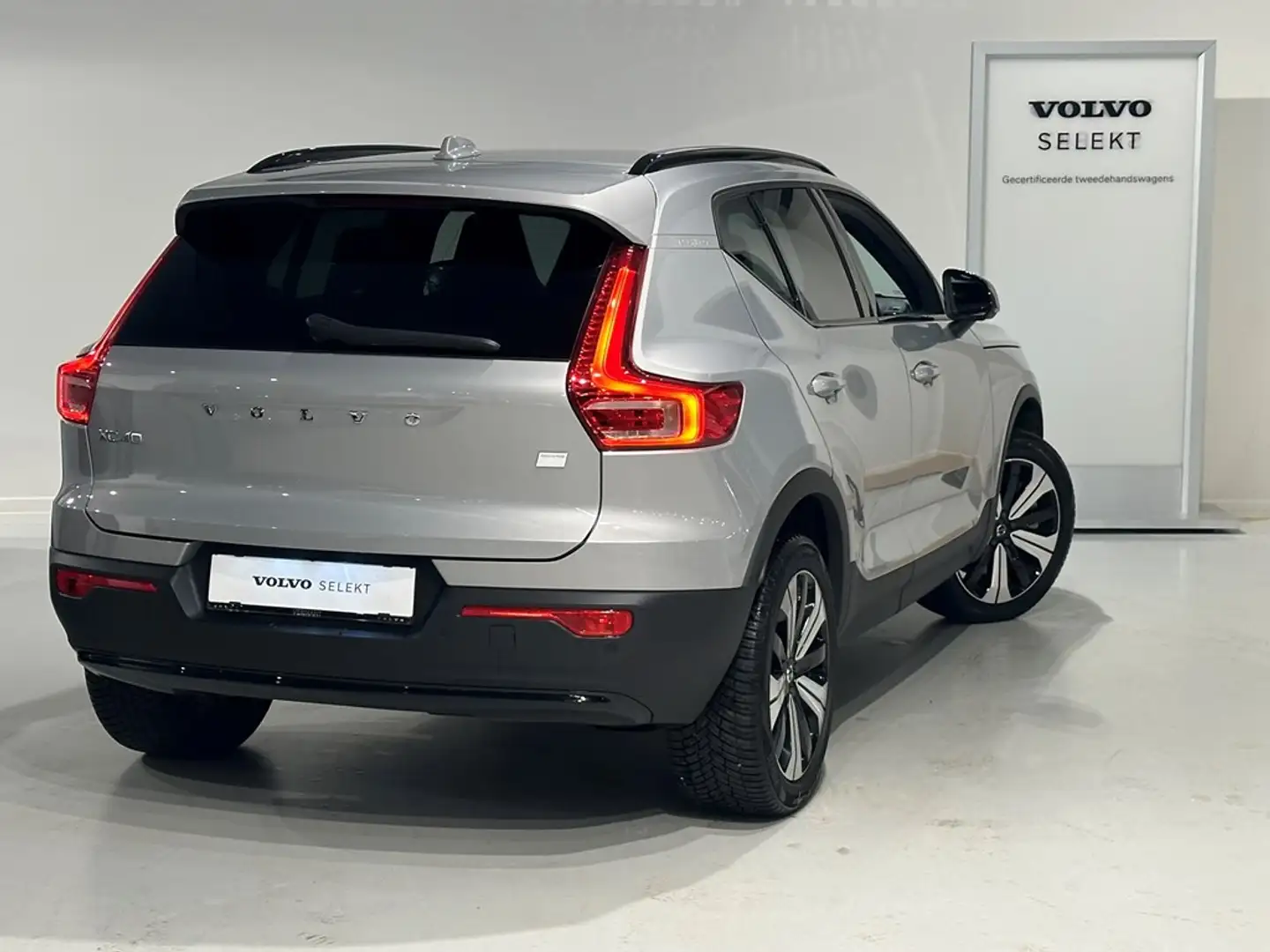 Volvo EX40 Recharge Plus + electr trekhaak Grijs - 2