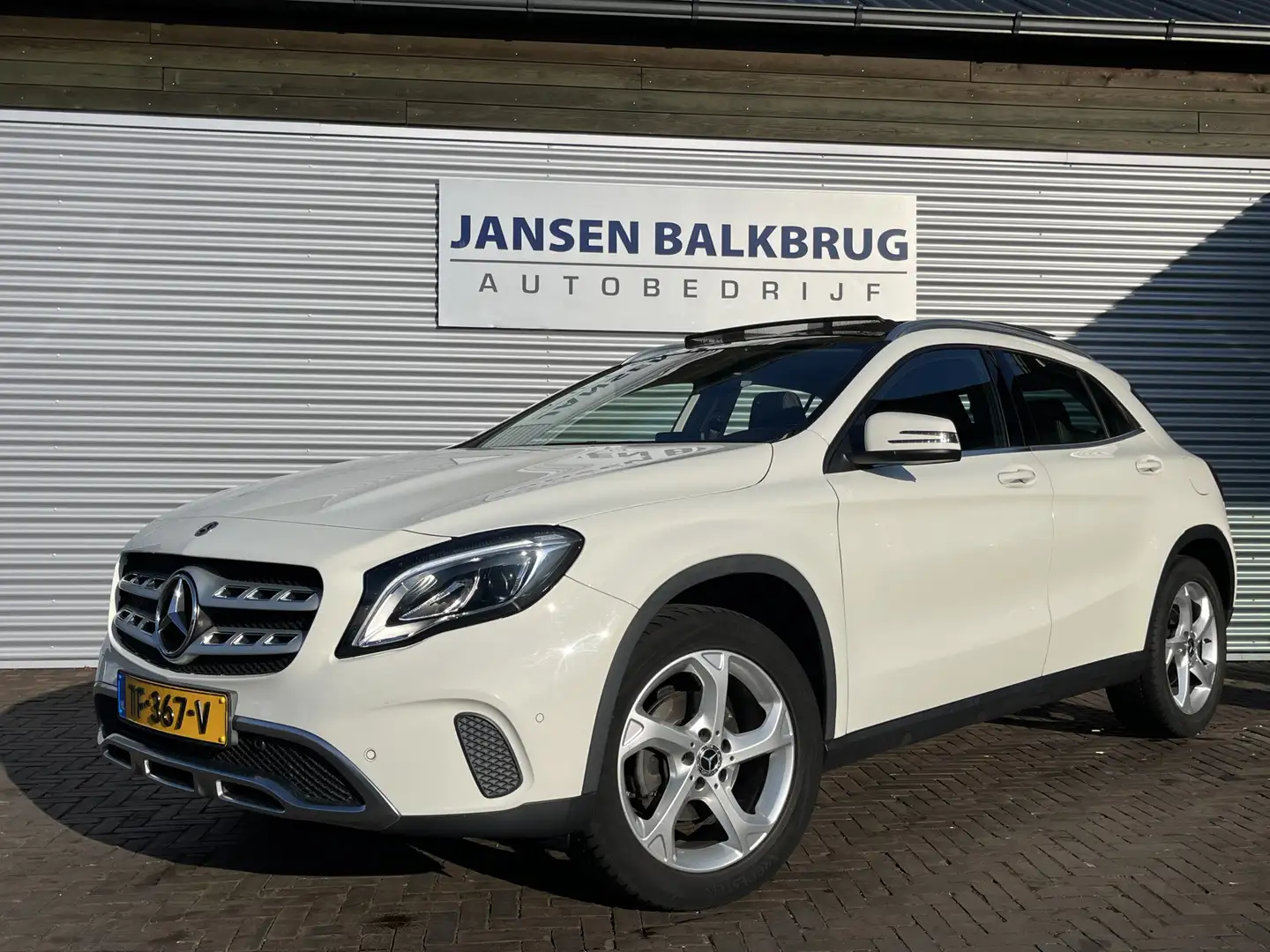 Mercedes-Benz GLA 180 Premium Plus Panoramadak LAGE KM! Wit - 1