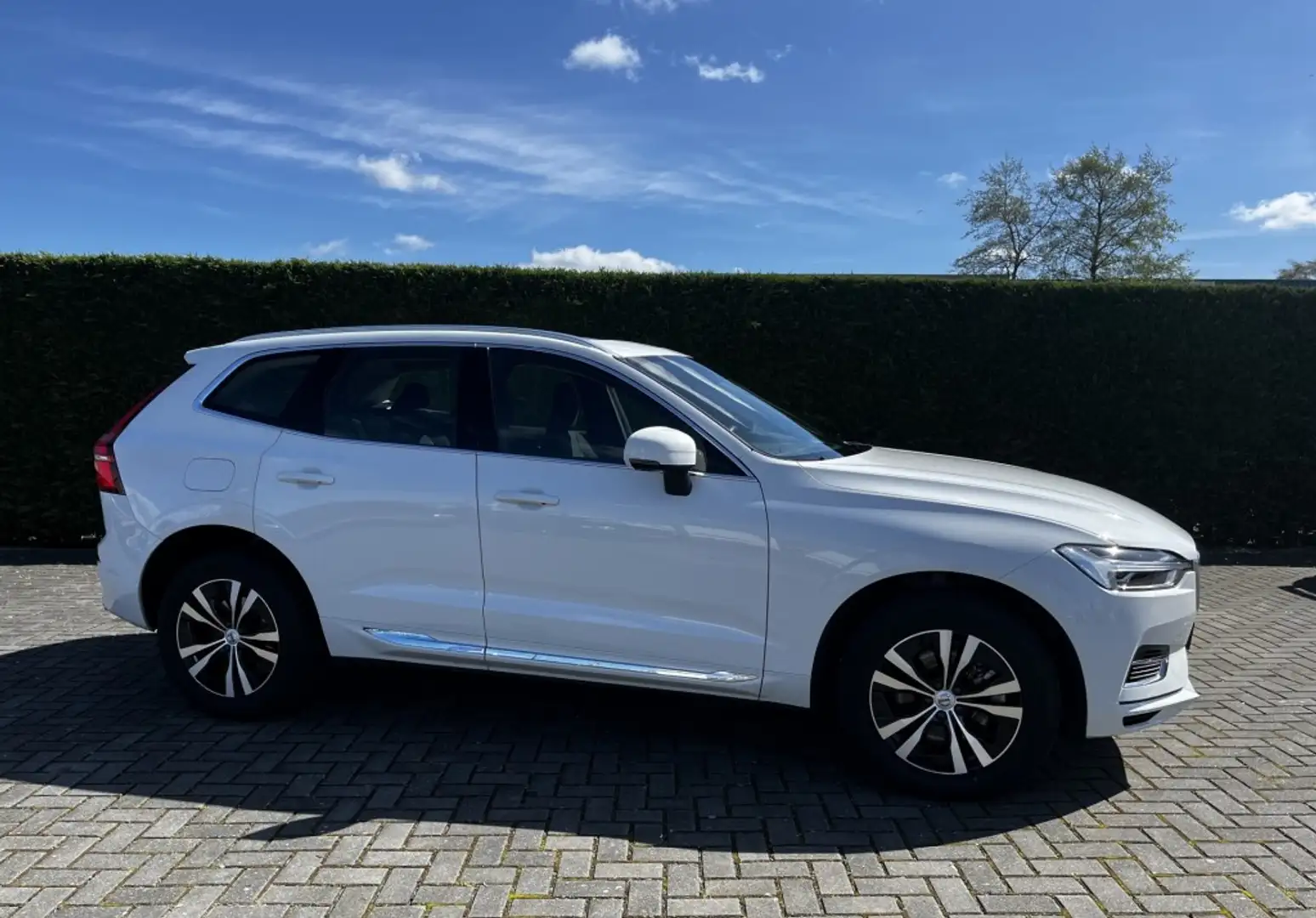 Volvo XC60 T6 AWD RECHARGE Panorama I Navigatie I Camera All- Wit - 1